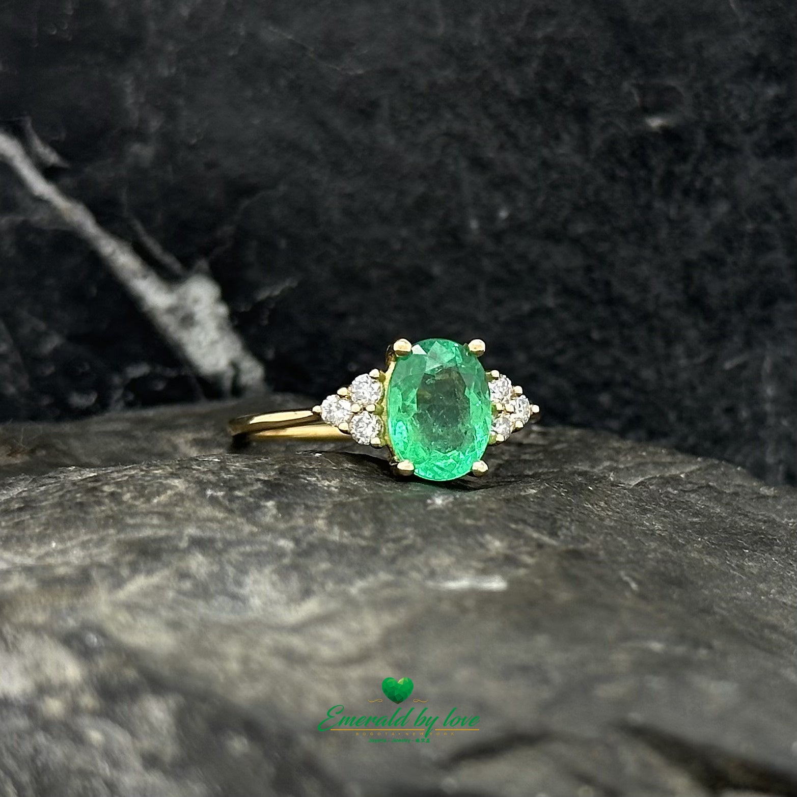 Verde Brilliance – Oval Colombian Emerald Ring Framed by Diamonds