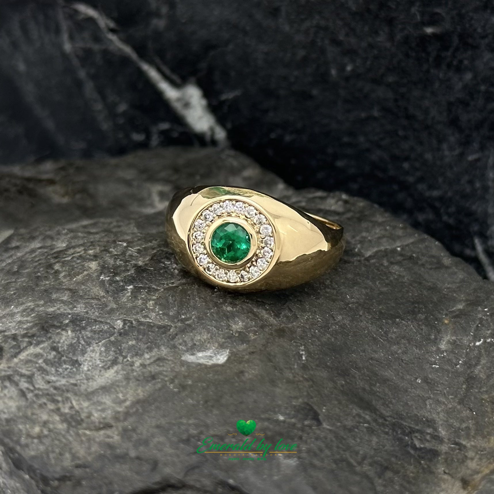 Round Elegance: Gold Ring with Colombian Emerald & Diamonds