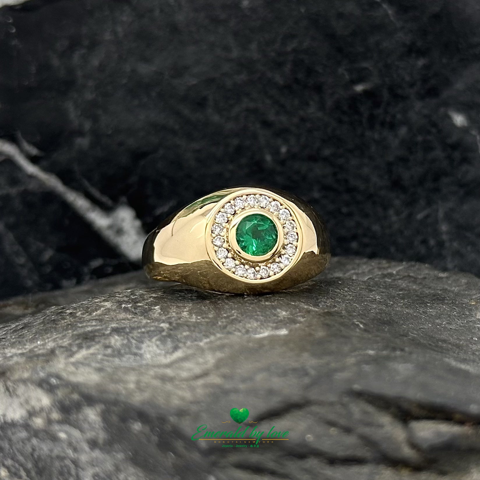 Round Elegance: Gold Ring with Colombian Emerald & Diamonds