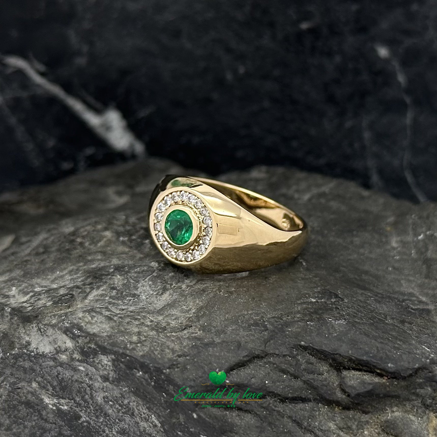 Round Elegance: Gold Ring with Colombian Emerald & Diamonds
