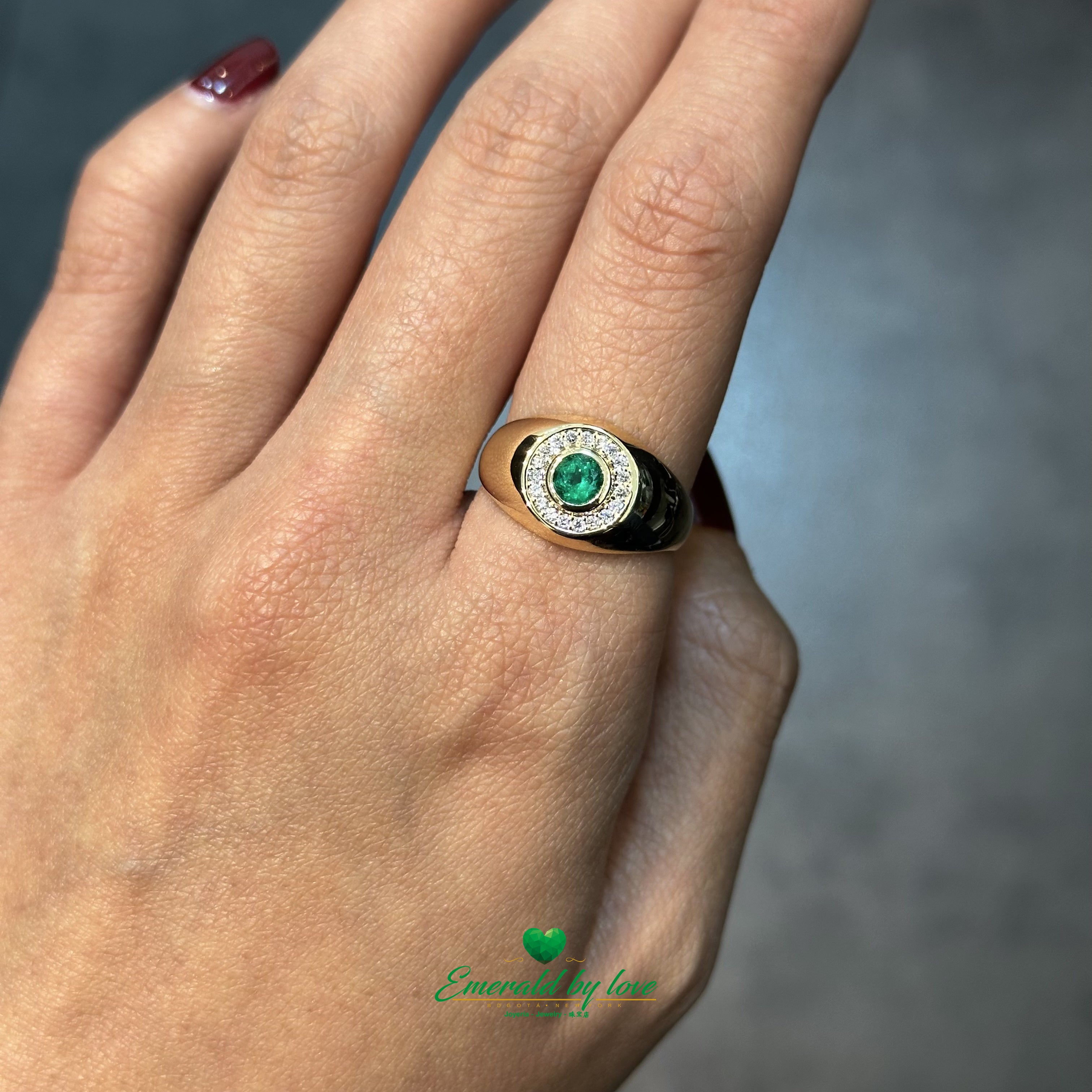 Round Elegance: Gold Ring with Colombian Emerald & Diamonds