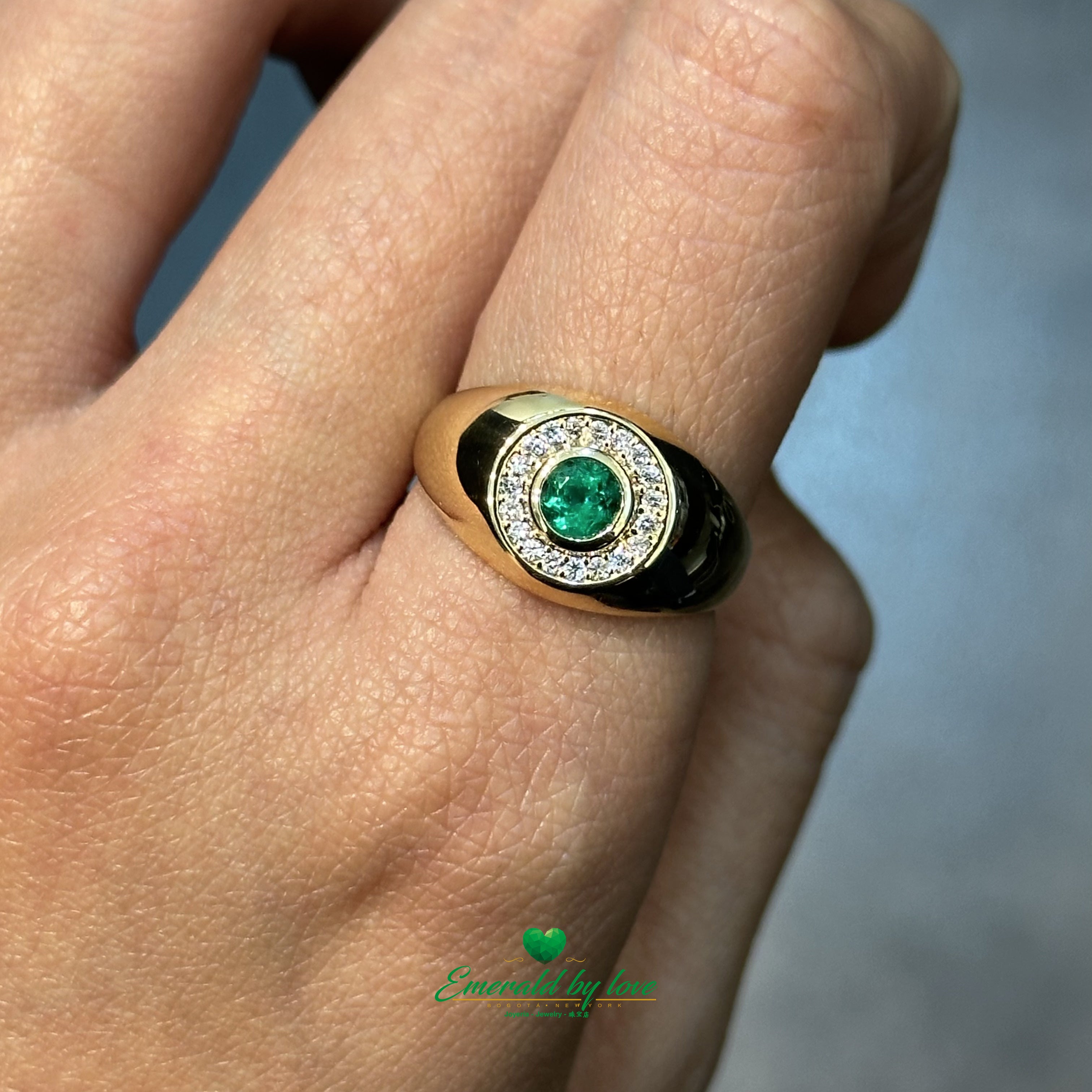 Round Elegance: Gold Ring with Colombian Emerald & Diamonds