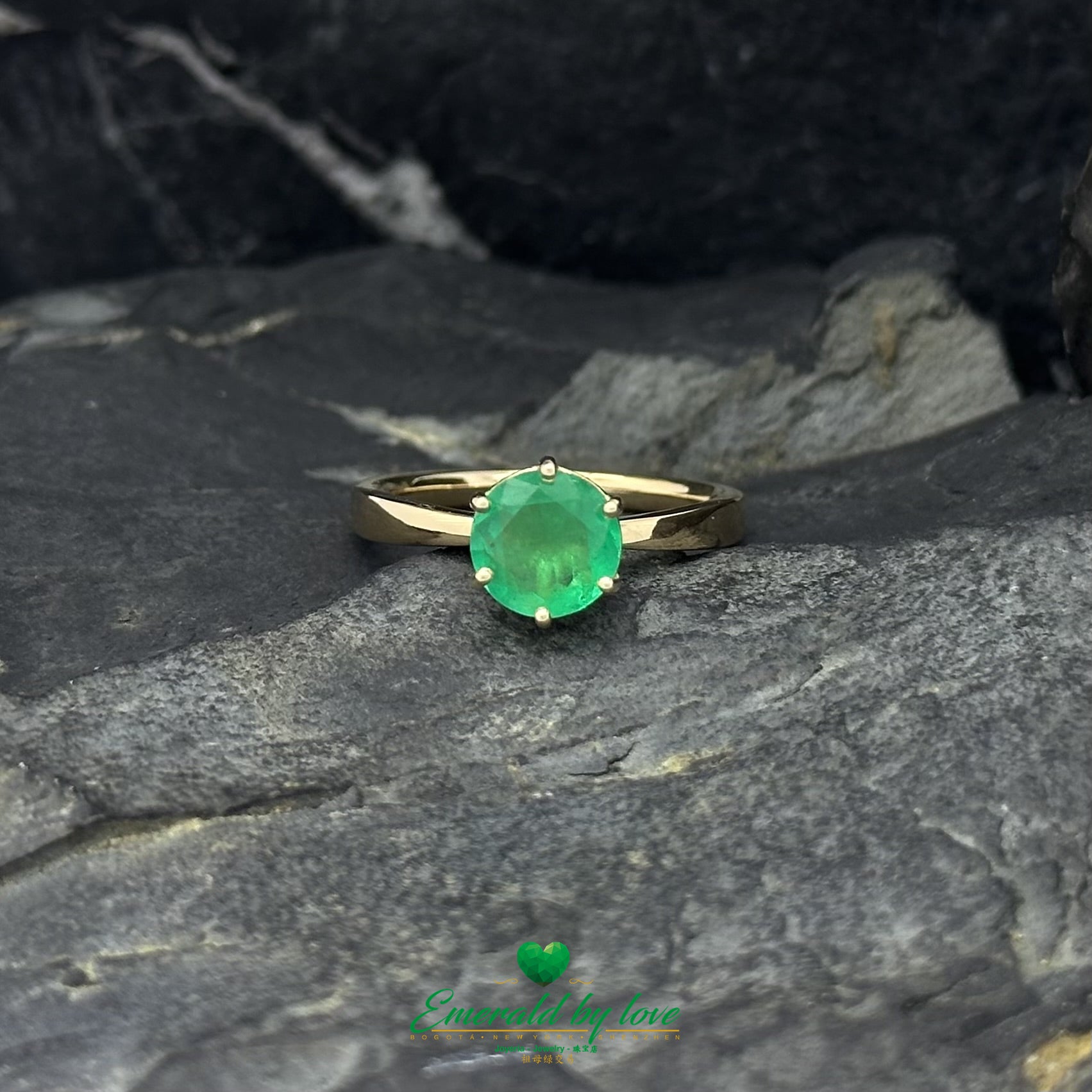 Classic Round Emerald Engagement Ring in 18K Yellow Gold with Prong Setting