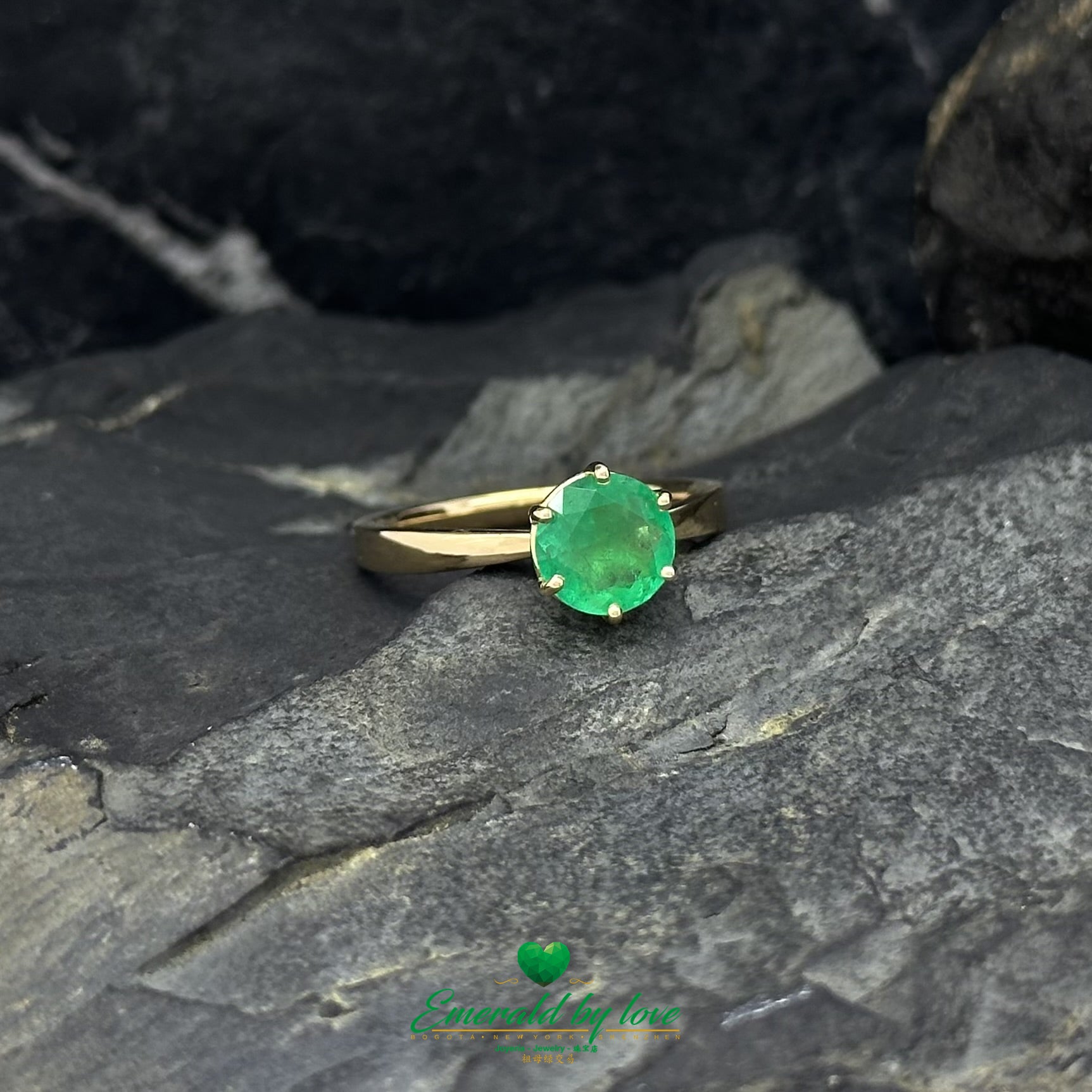Classic Round Emerald Engagement Ring in 18K Yellow Gold with Prong Setting