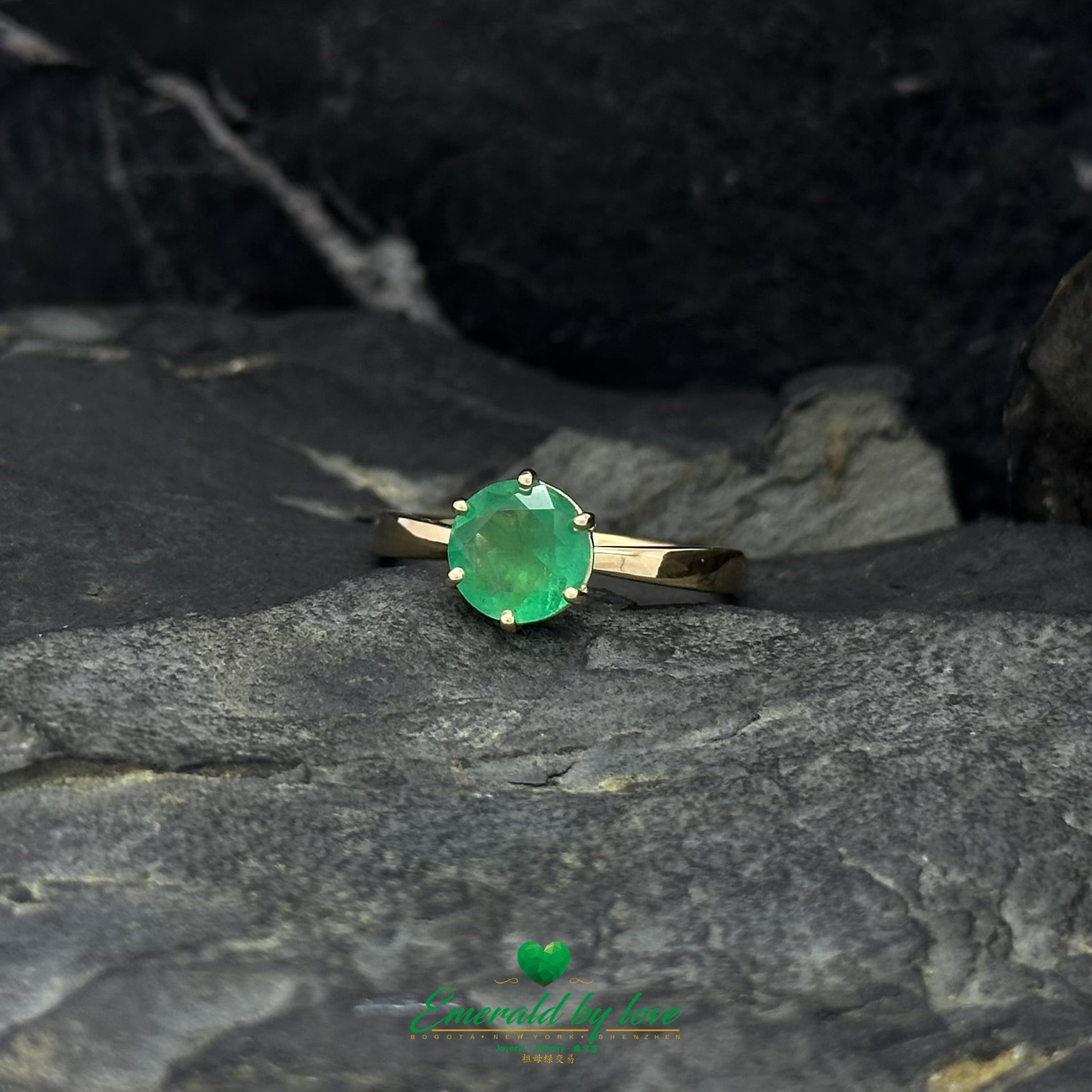 Classic Round Emerald Engagement Ring in 18K Yellow Gold with Prong Setting