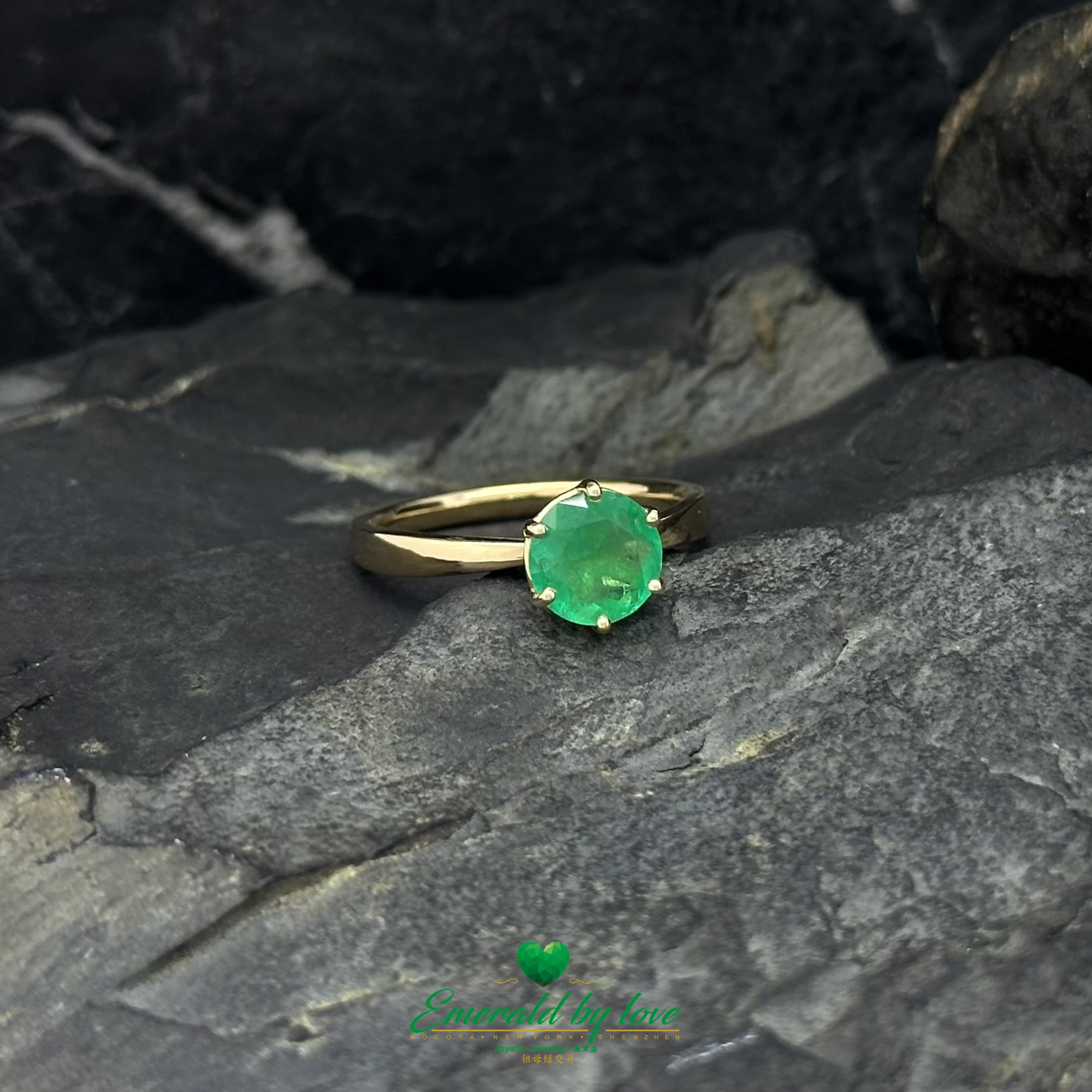 Classic Round Emerald Engagement Ring in 18K Yellow Gold with Prong Setting