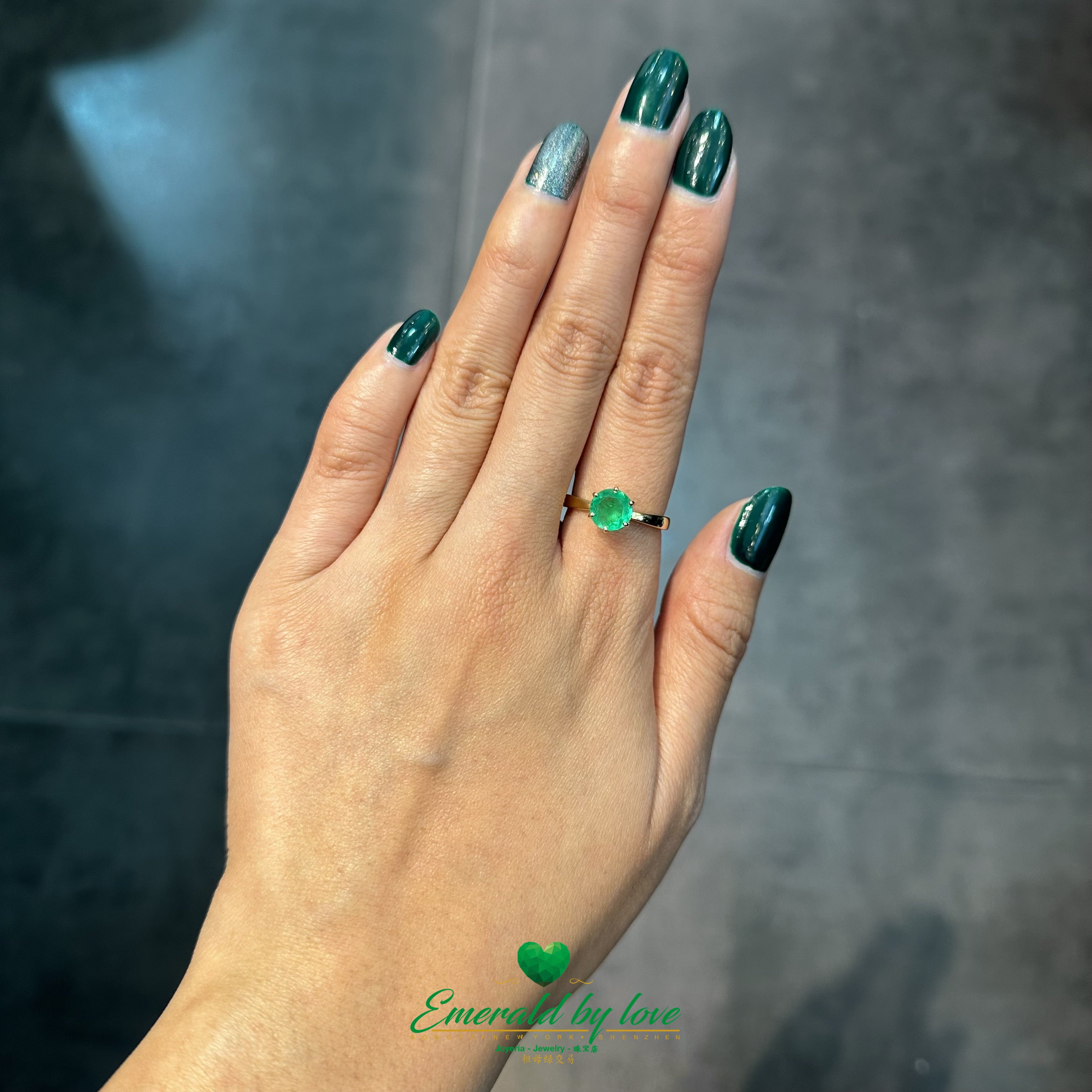 Classic Round Emerald Engagement Ring in 18K Yellow Gold with Prong Setting