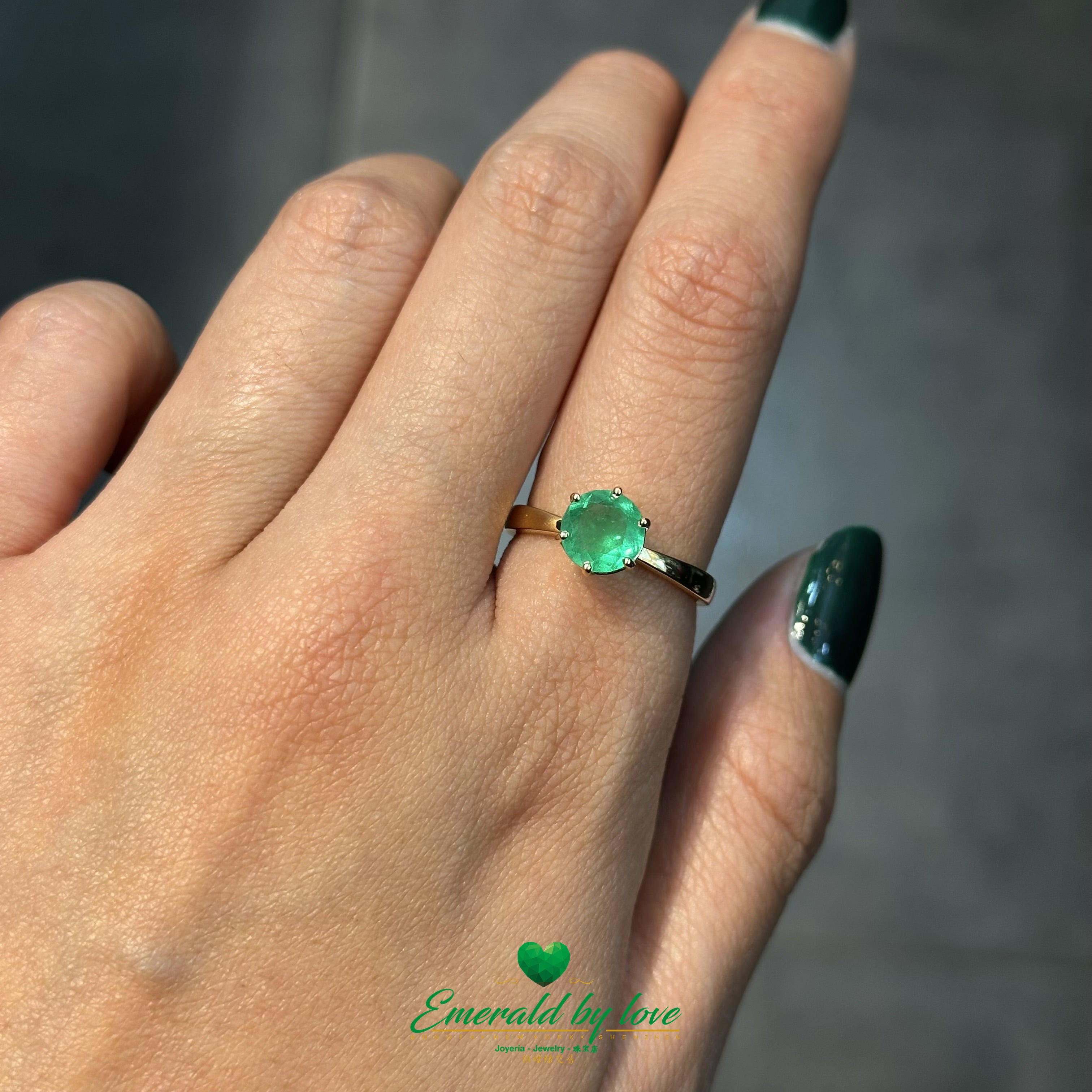 Classic Round Emerald Engagement Ring in 18K Yellow Gold with Prong Setting