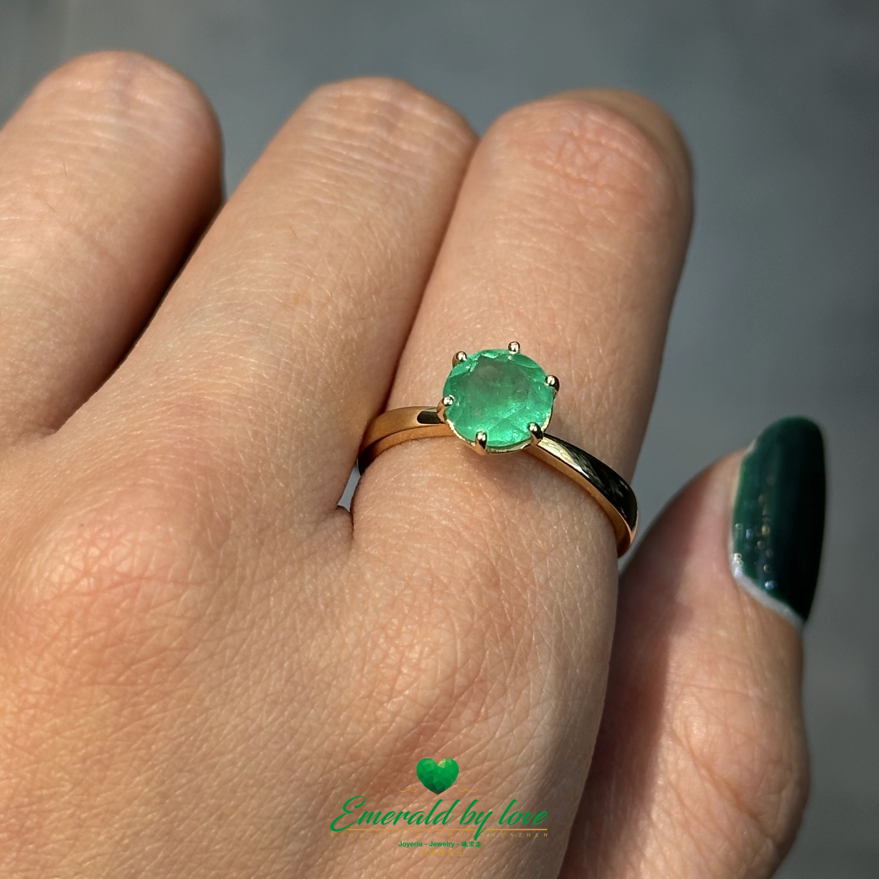 Classic Round Emerald Engagement Ring in 18K Yellow Gold with Prong Setting