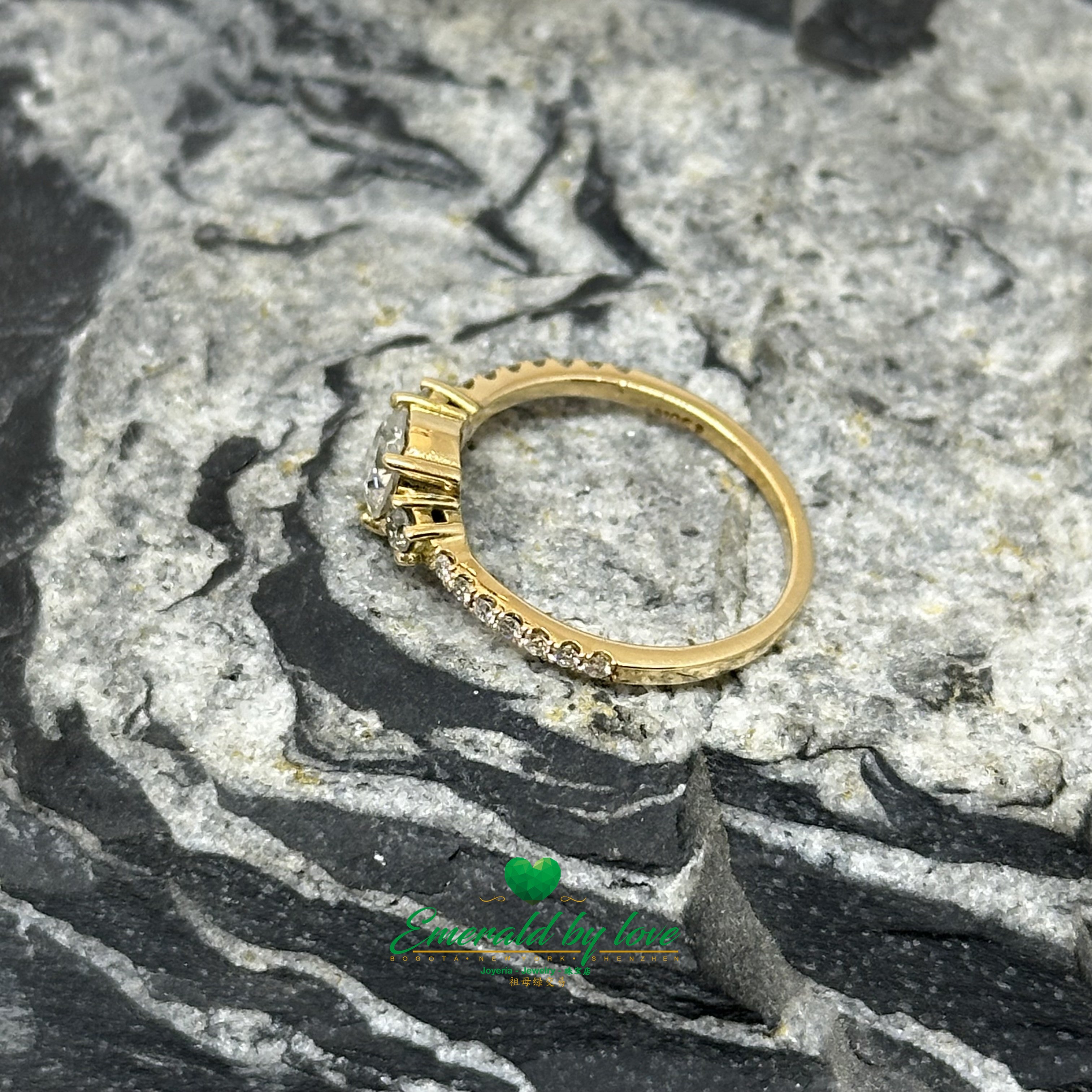 Brilliant Diamond Ring in 18K Yellow Gold | Central Stone with Side & Pavé Diamonds