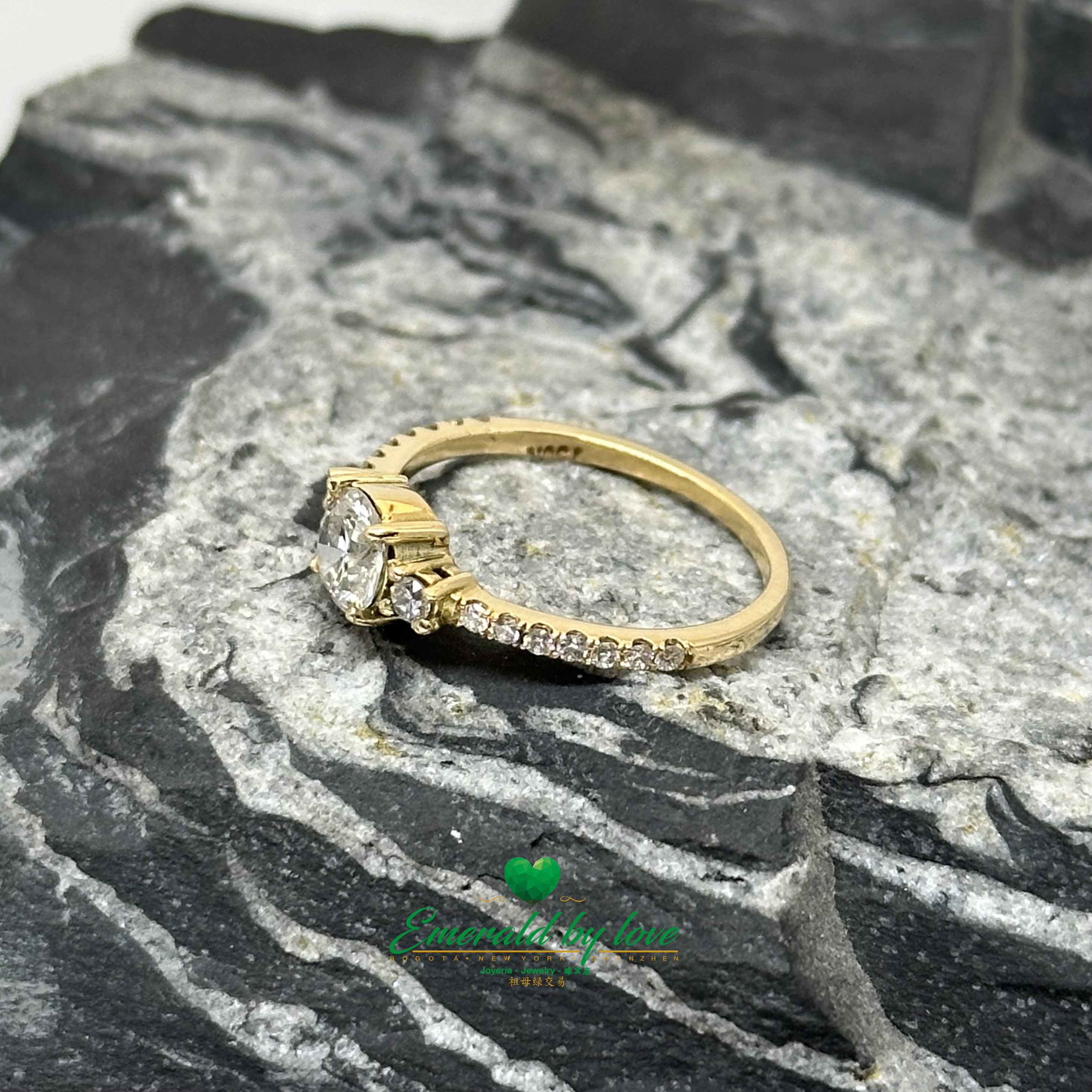 Brilliant Diamond Ring in 18K Yellow Gold | Central Stone with Side & Pavé Diamonds
