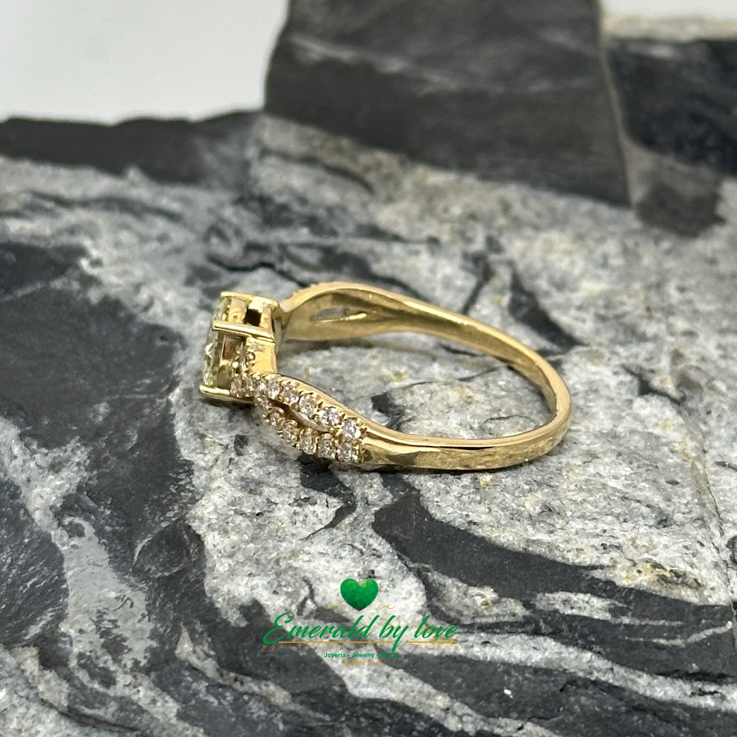 Modern Open Diamond Ring in 18K Gold with Central Stone