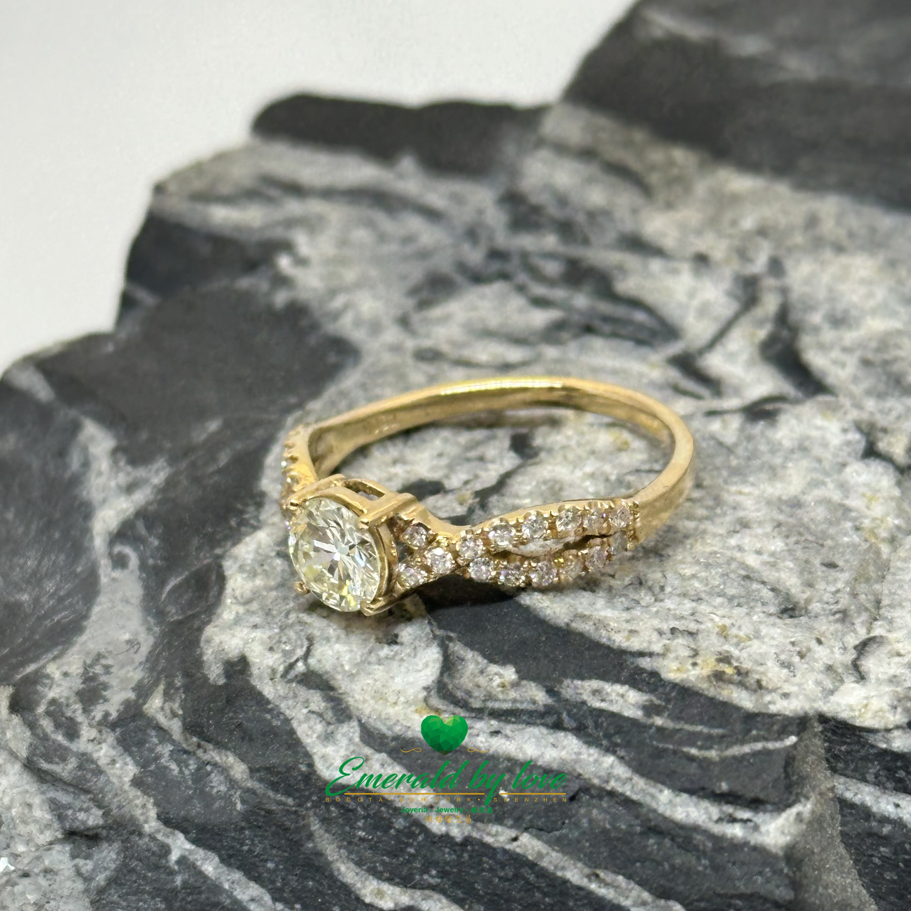 Modern Open Diamond Ring in 18K Gold with Central Stone
