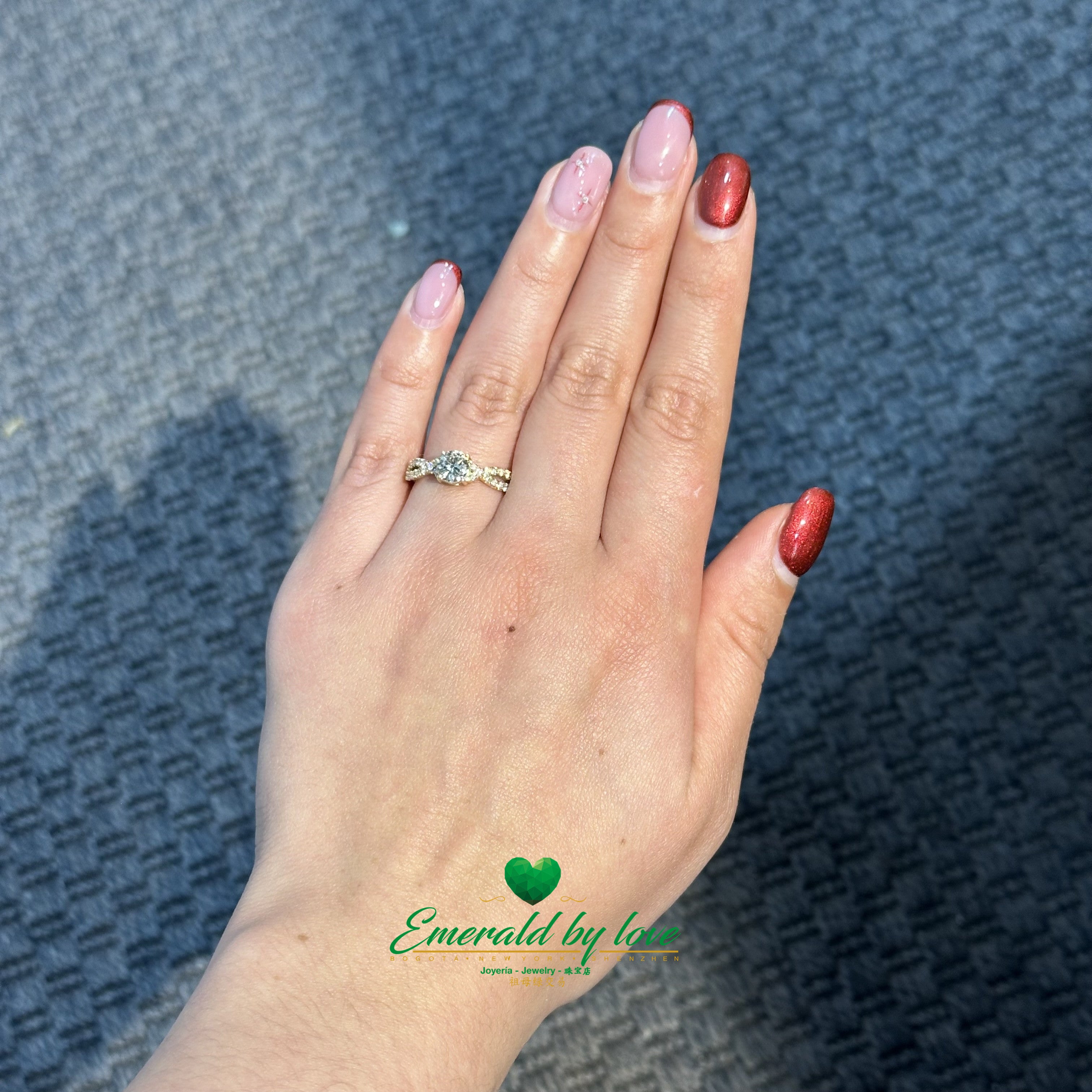 Modern Open Diamond Ring in 18K Gold with Central Stone