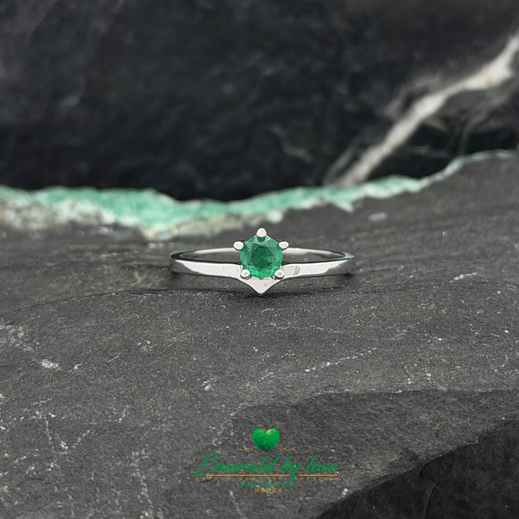 White Gold V Ring with Round Emerald