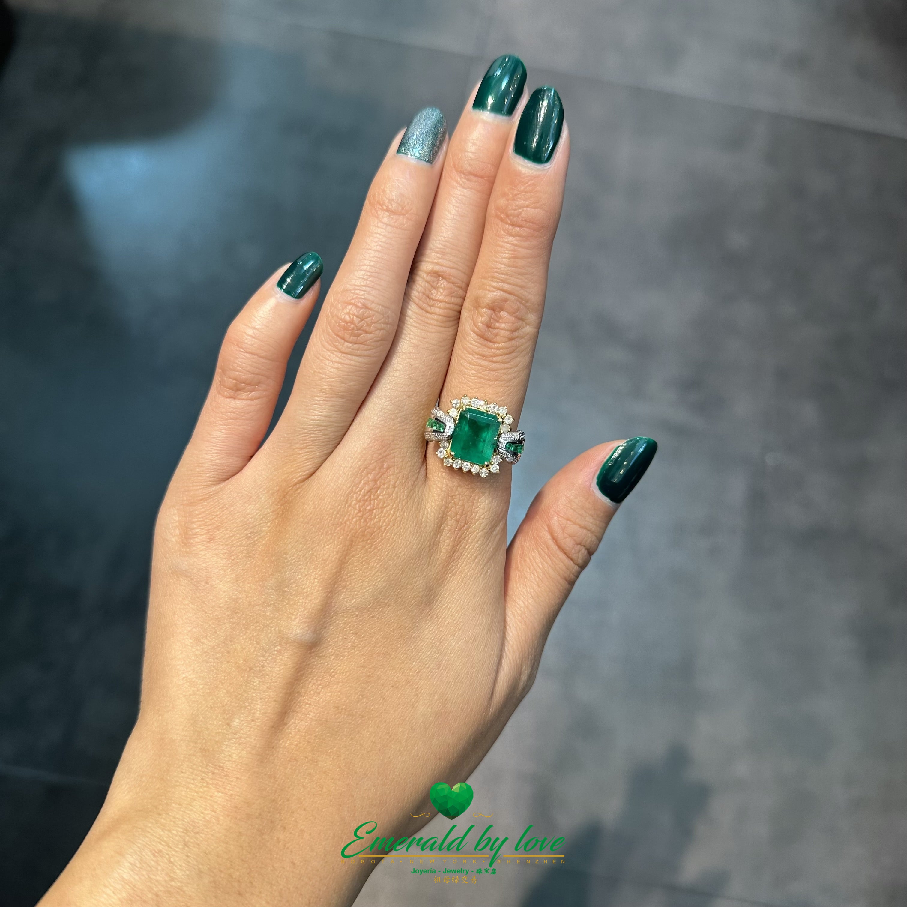 Anillo con esmeralda colombiana en forma cuadrada en bonito oro de 18k