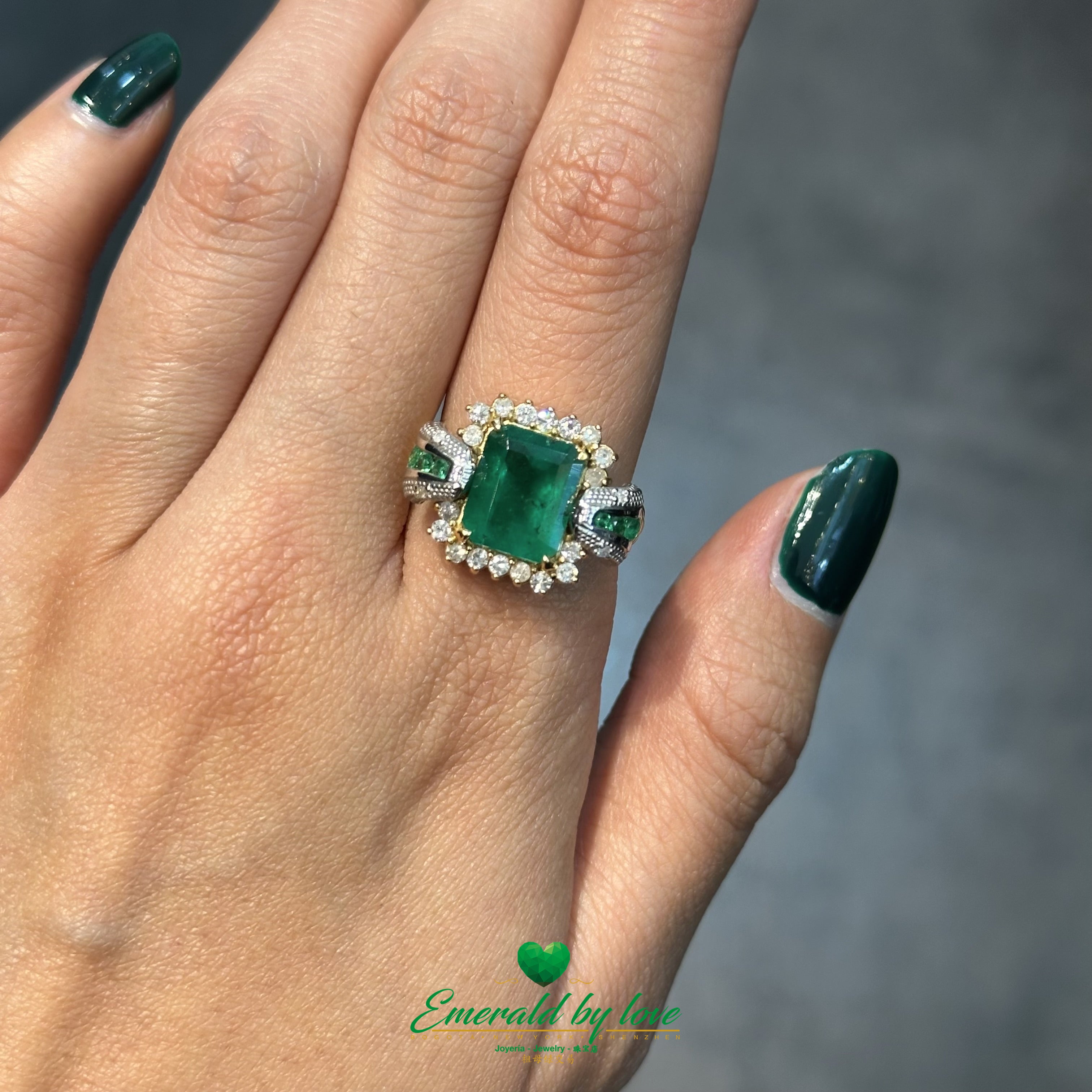 Anillo con esmeralda colombiana en forma cuadrada en bonito oro de 18k