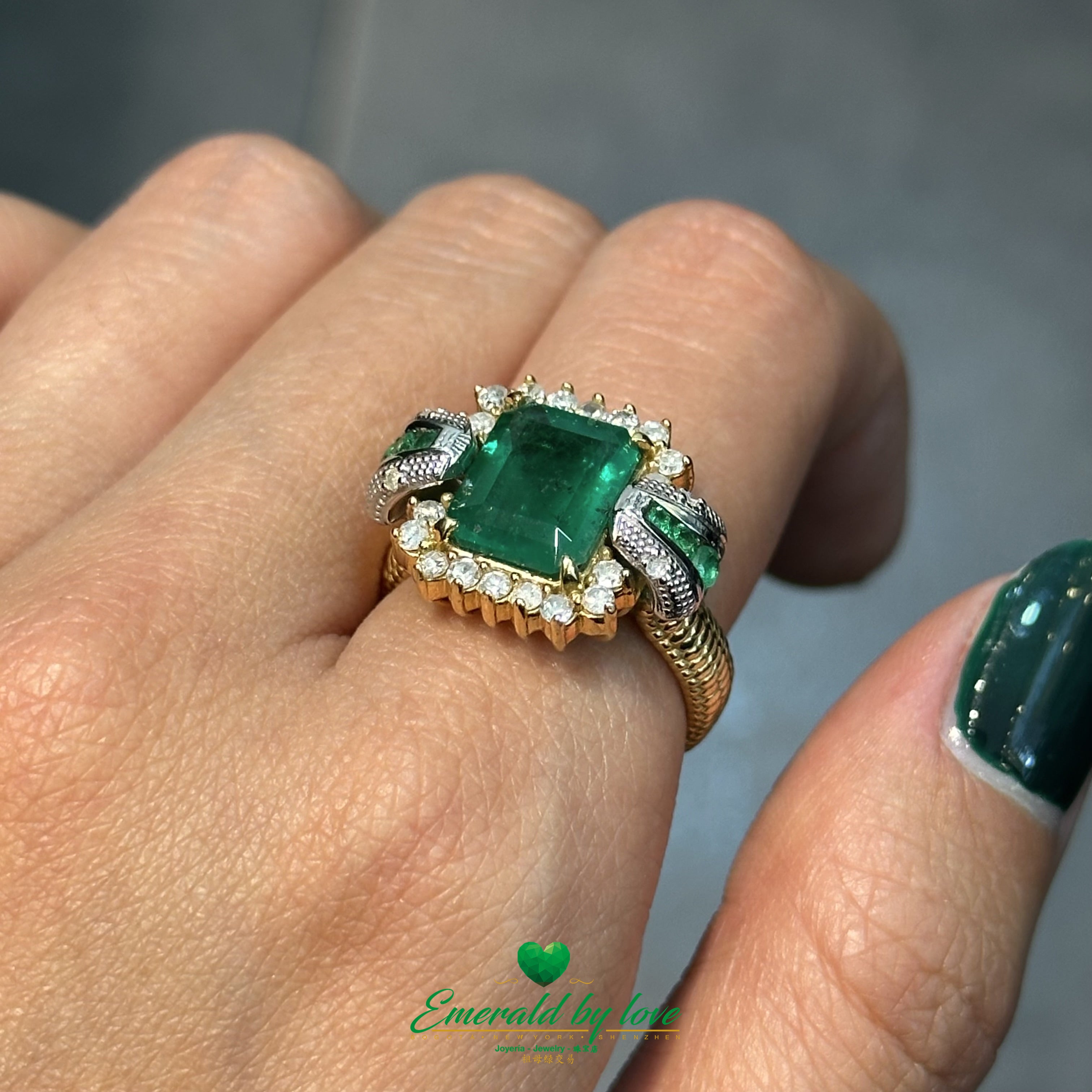 Anillo con esmeralda colombiana en forma cuadrada en bonito oro de 18k