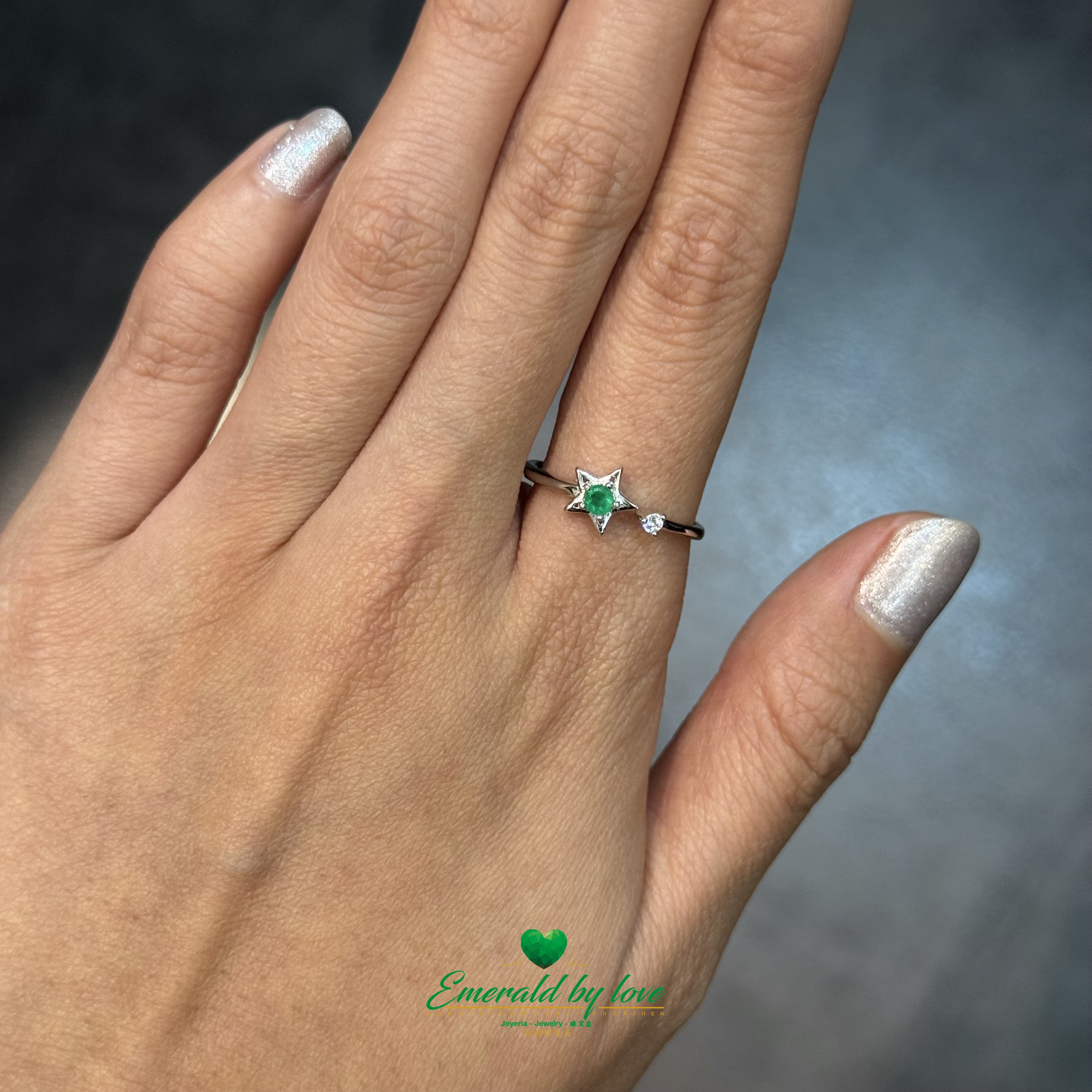 Minimalist 925 Sterling Silver Star Ring with Small Round Emerald
