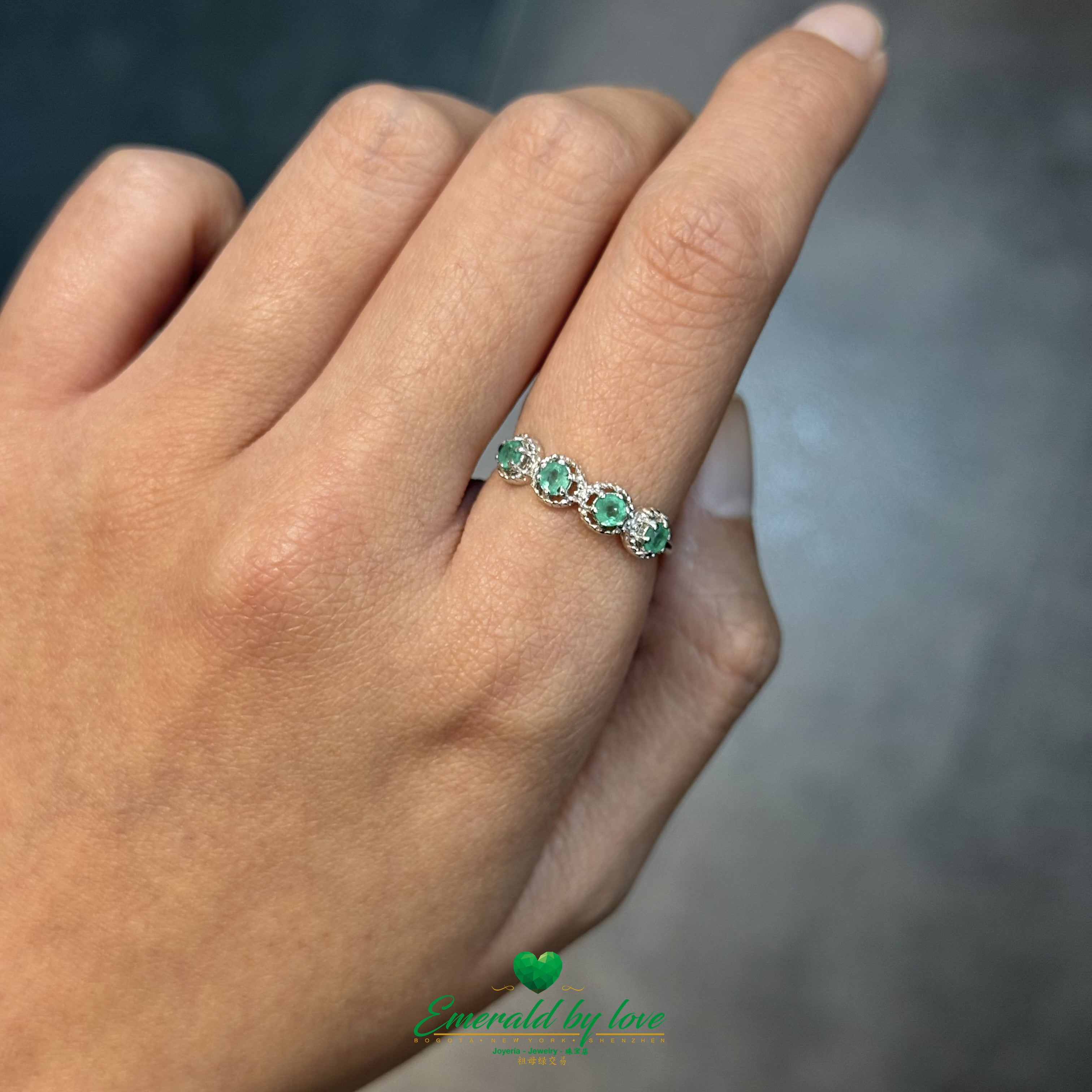 Band-Style Ring with Round Emeralds Framed in Silver