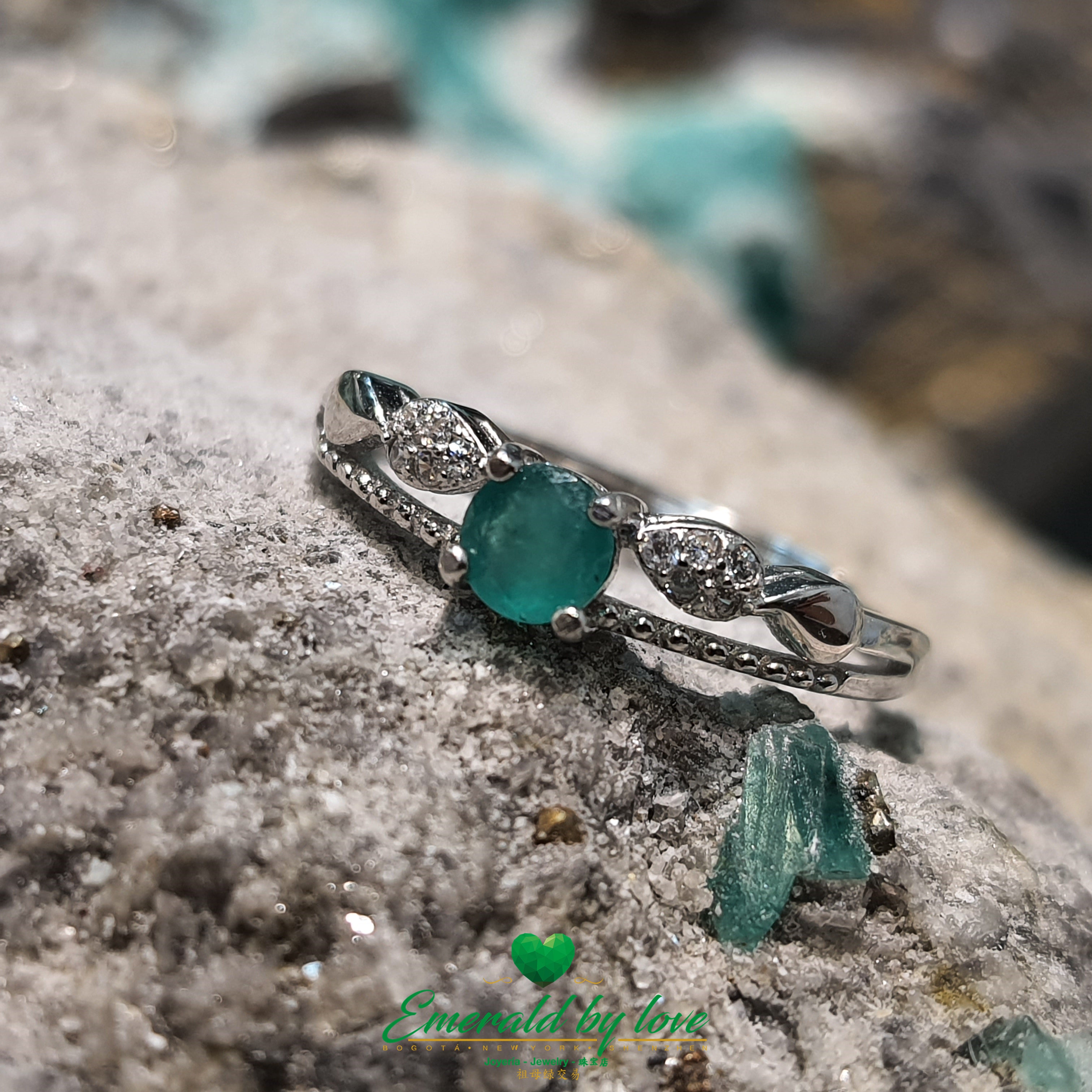 Bague double avec émeraude centrale ronde et motif nœud en zircone