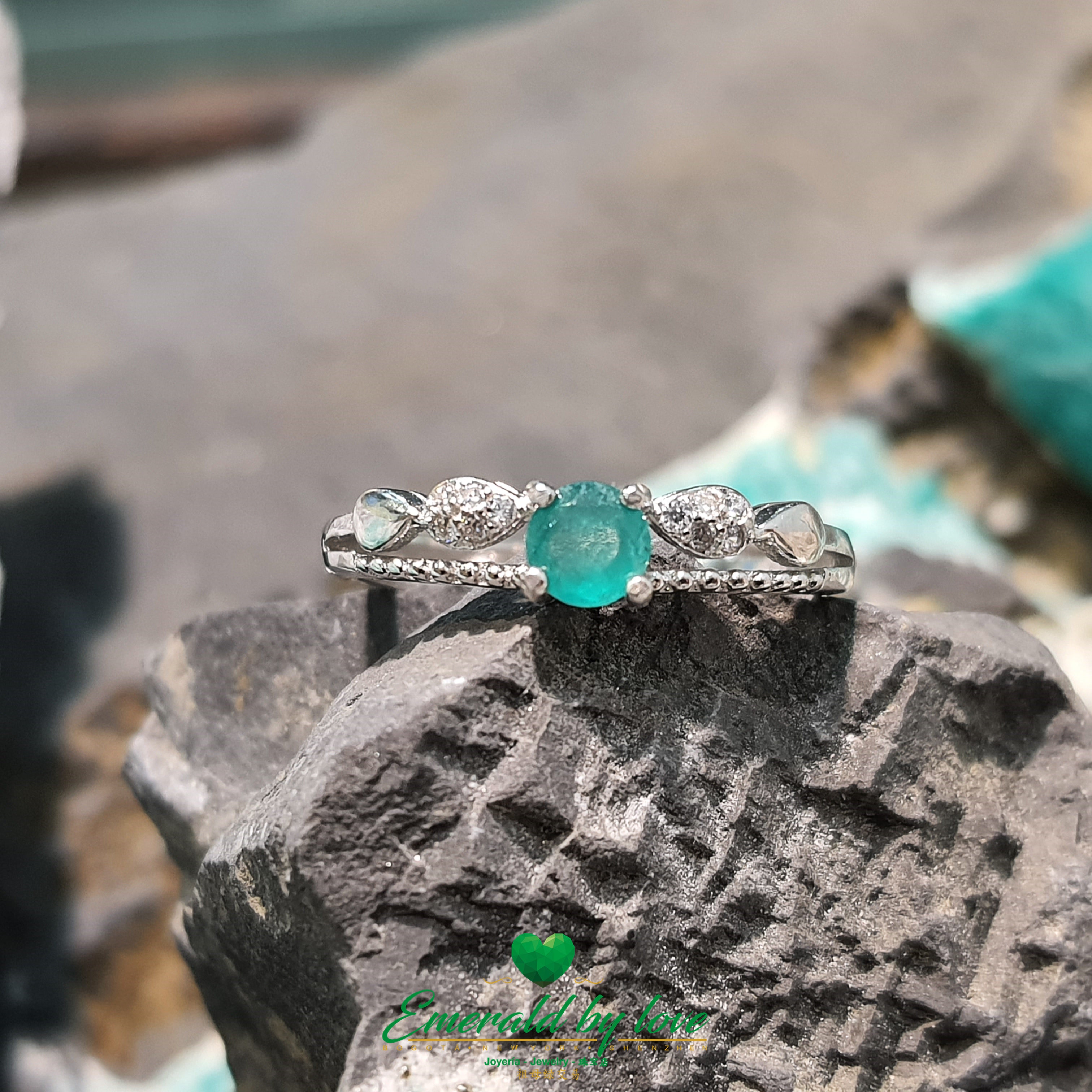 Bague double avec émeraude centrale ronde et motif nœud en zircone