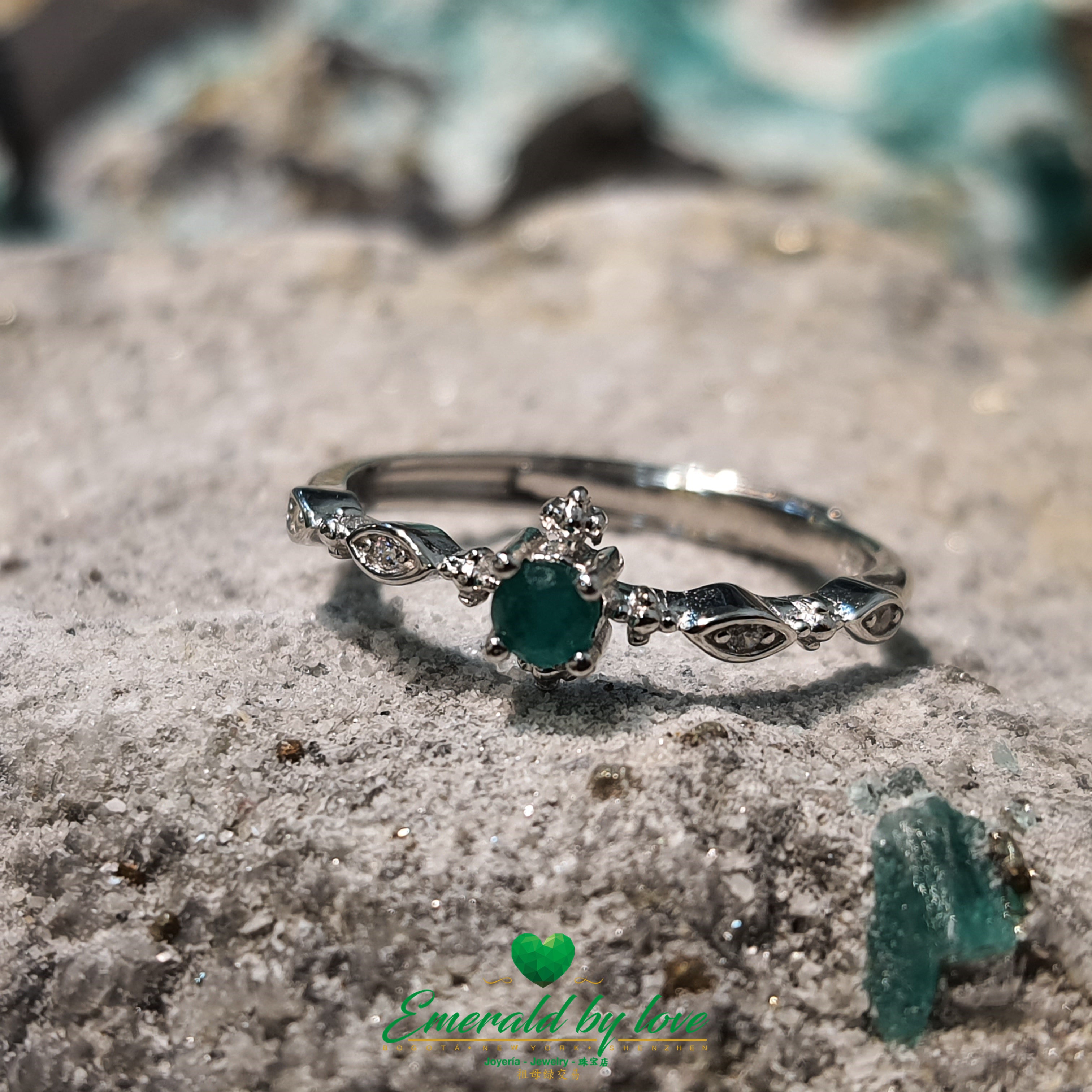 Bague fine avec embellissements CZ et émeraude centrale ronde : glamour délicat
