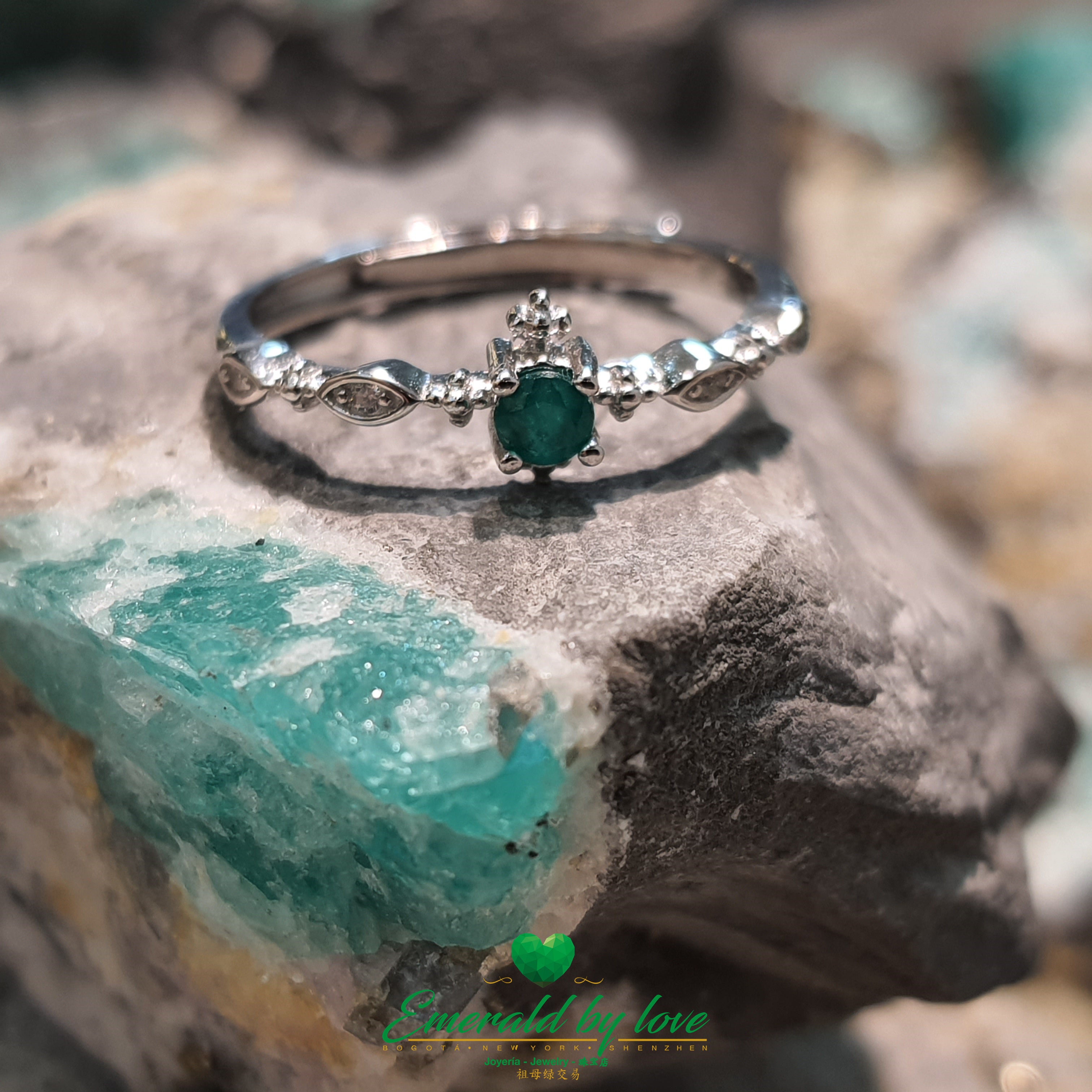 Bague fine avec embellissements CZ et émeraude centrale ronde : glamour délicat