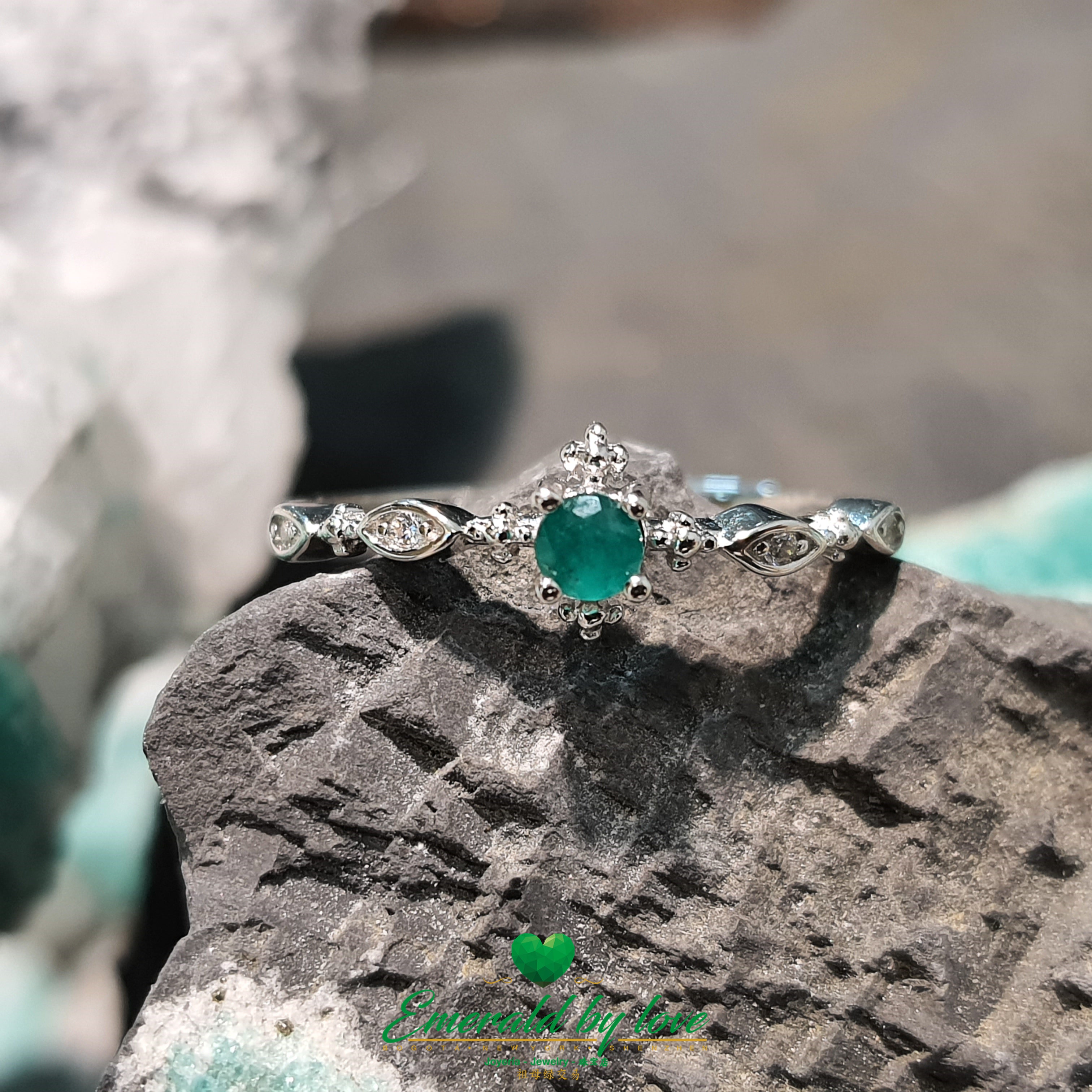 Bague fine avec embellissements CZ et émeraude centrale ronde : glamour délicat