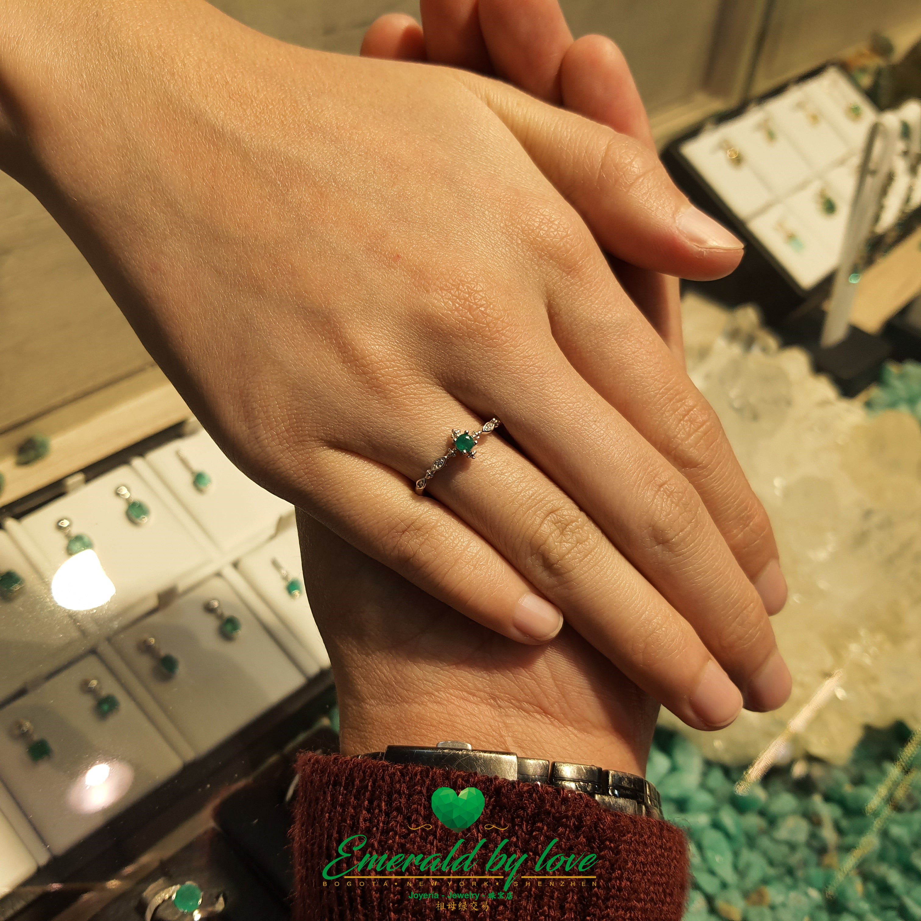 Bague fine avec embellissements CZ et émeraude centrale ronde : glamour délicat