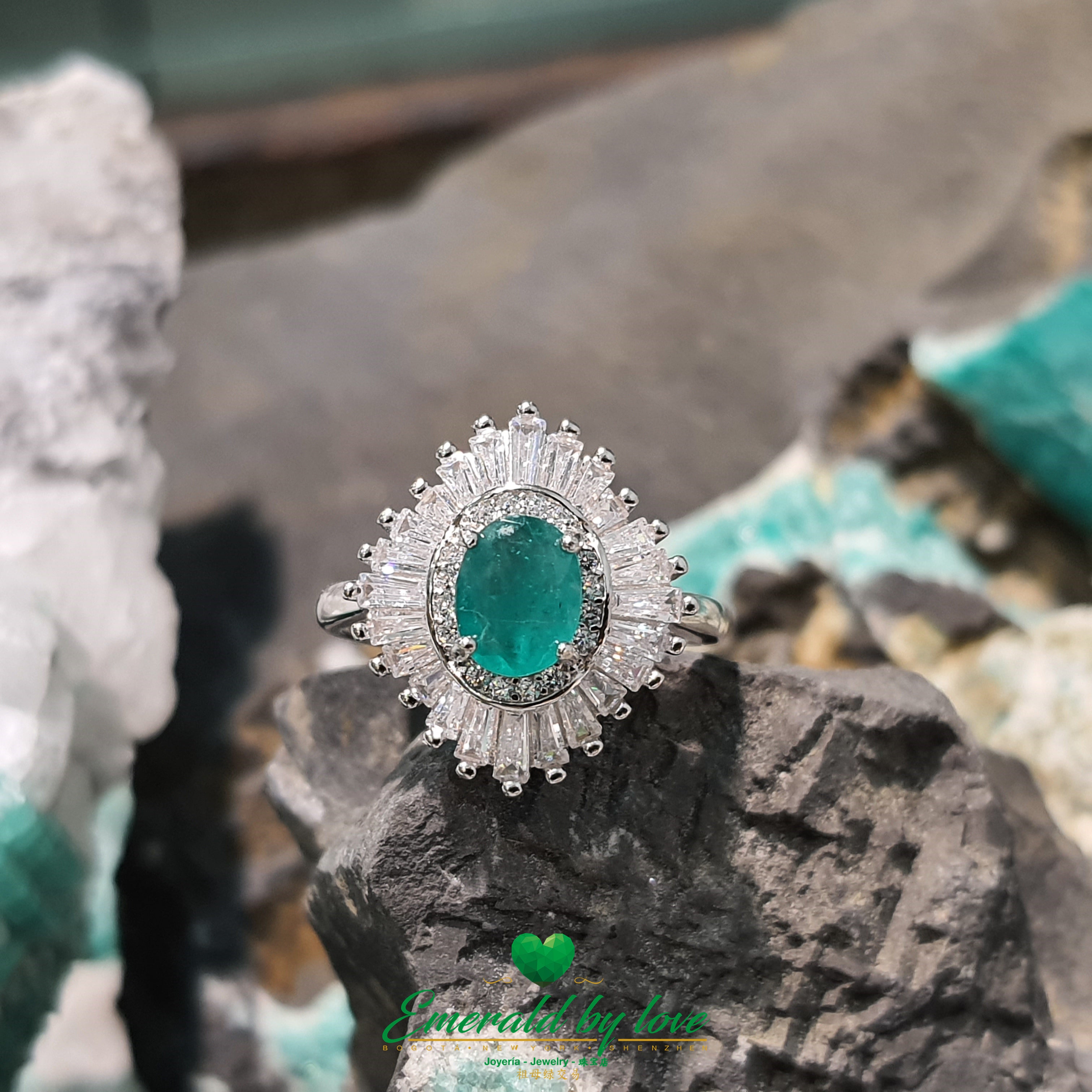 Bague marquise impériale avec émeraude centrale ovale et entourage baguette CZ : élégance majestueuse