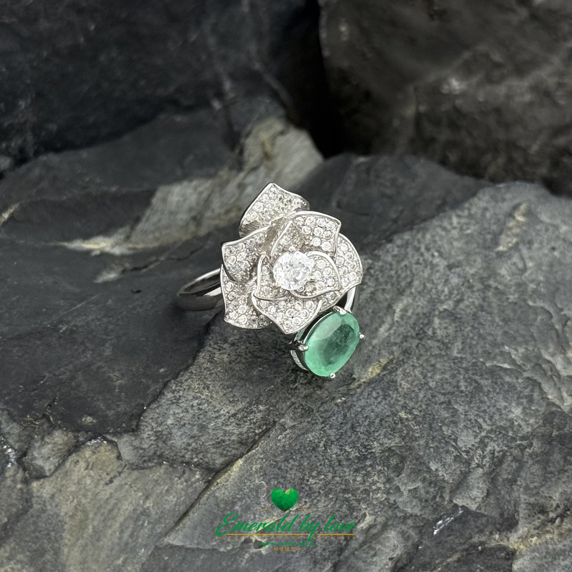 Bague en argent avec zircone orchidée et ovale d'émeraude de Colombie