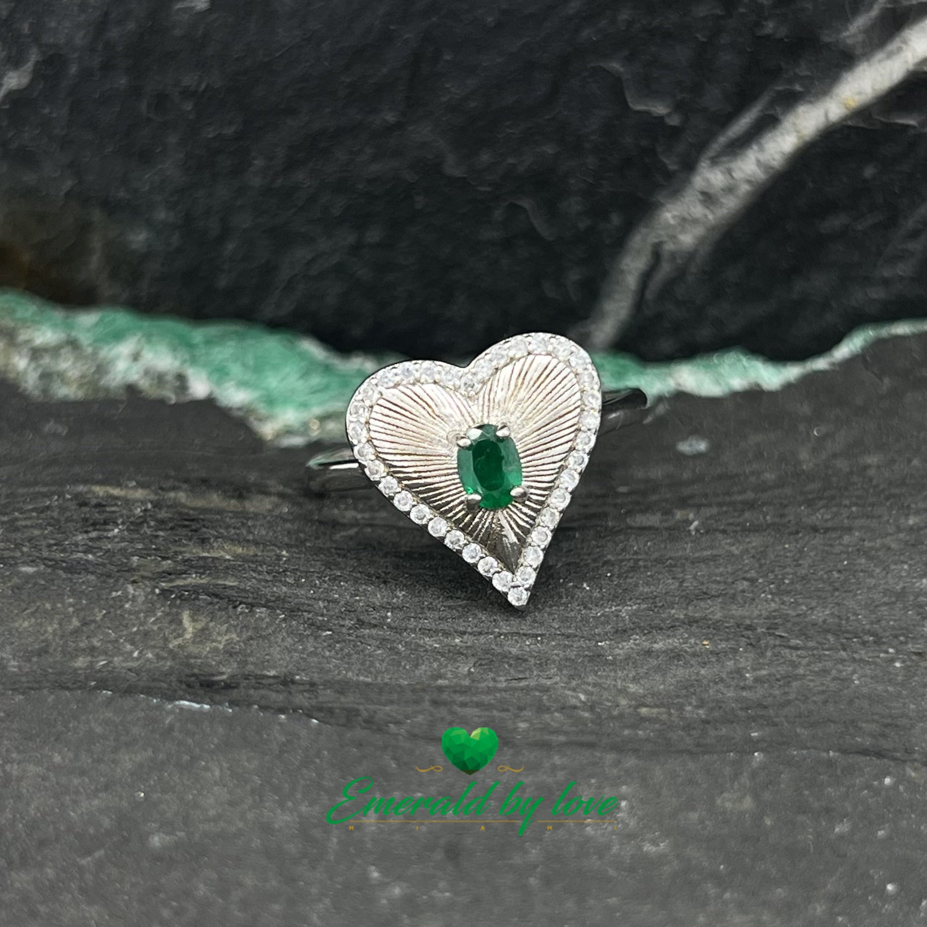 Bague en relief avec émeraude ovale et accents de zircone scintillante