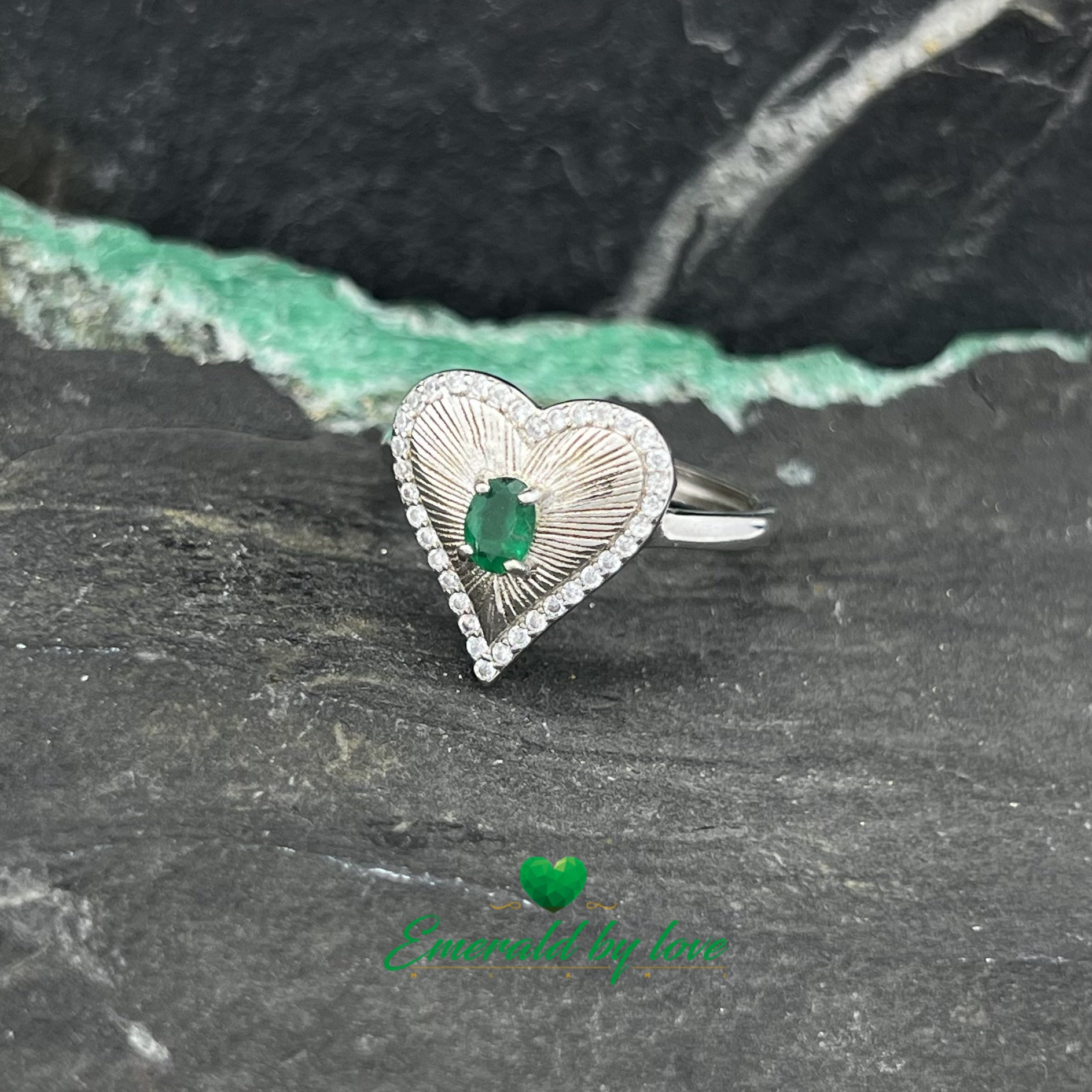 Bague en relief avec émeraude ovale et accents de zircone scintillante