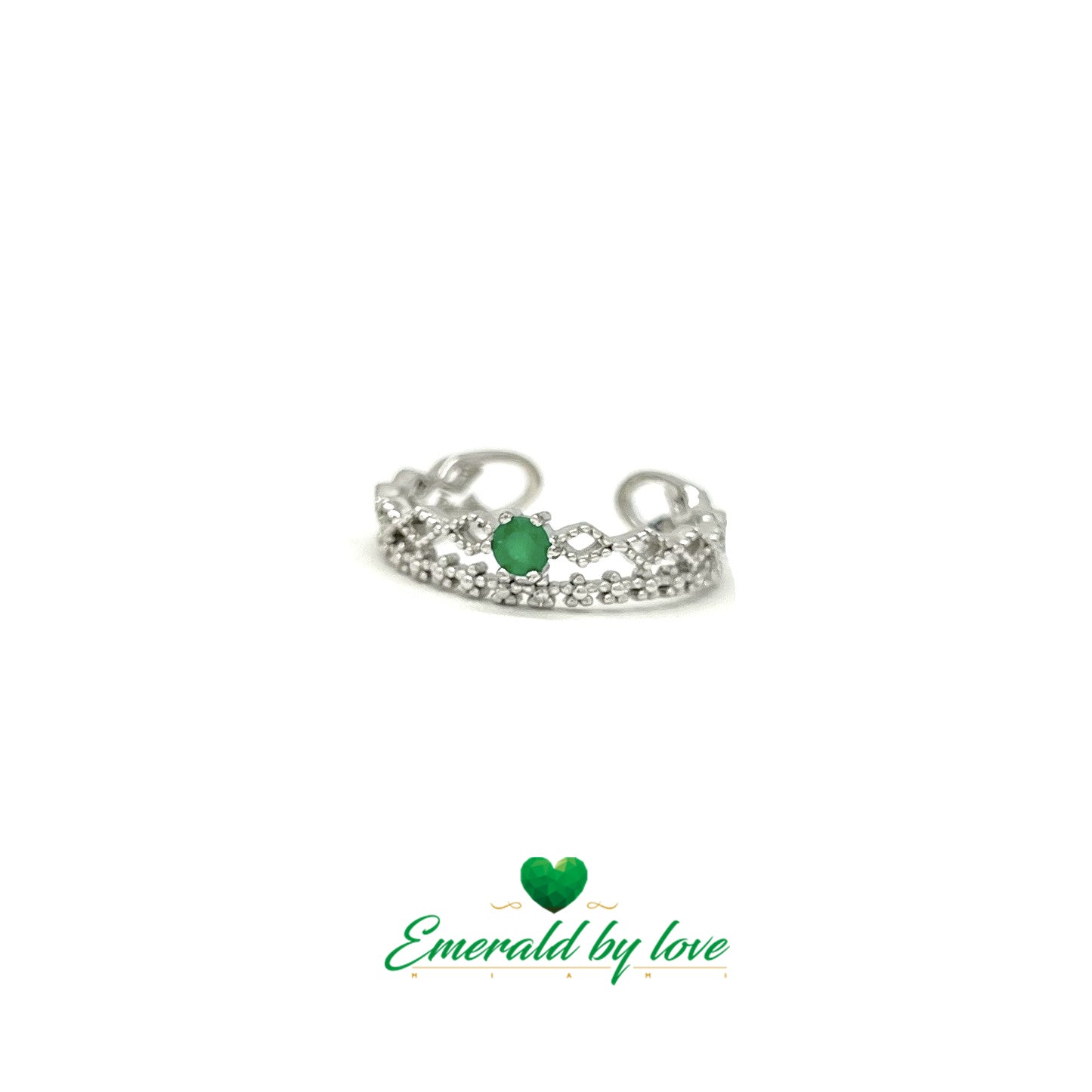 Bague décorative en argent avec motifs arabesques et floraux et émeraude ronde centrale