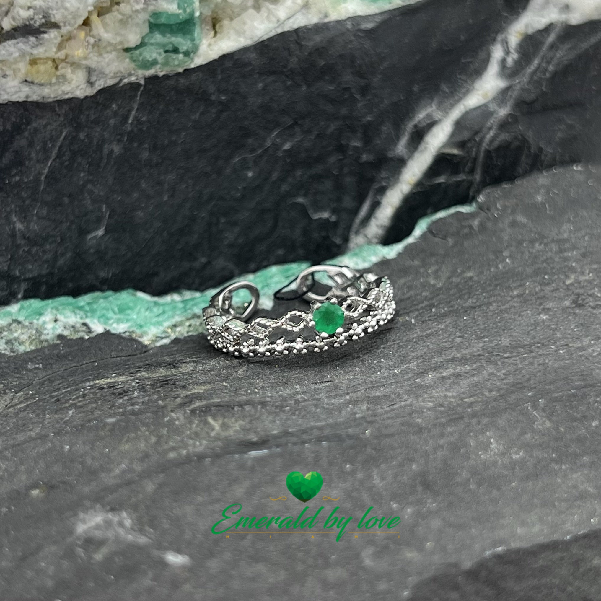 Bague décorative en argent avec motifs arabesques et floraux et émeraude ronde centrale