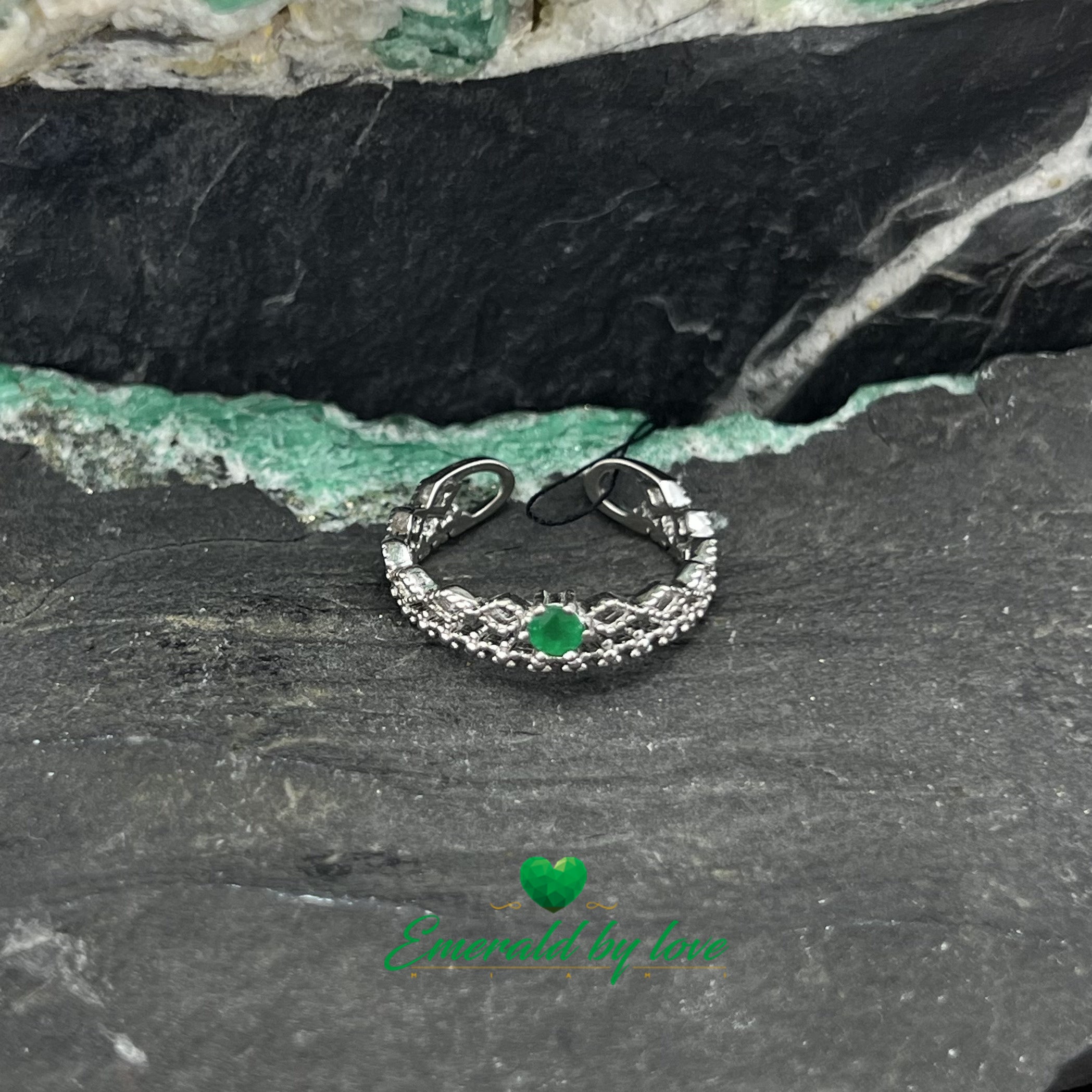 Bague décorative en argent avec motifs arabesques et floraux et émeraude ronde centrale