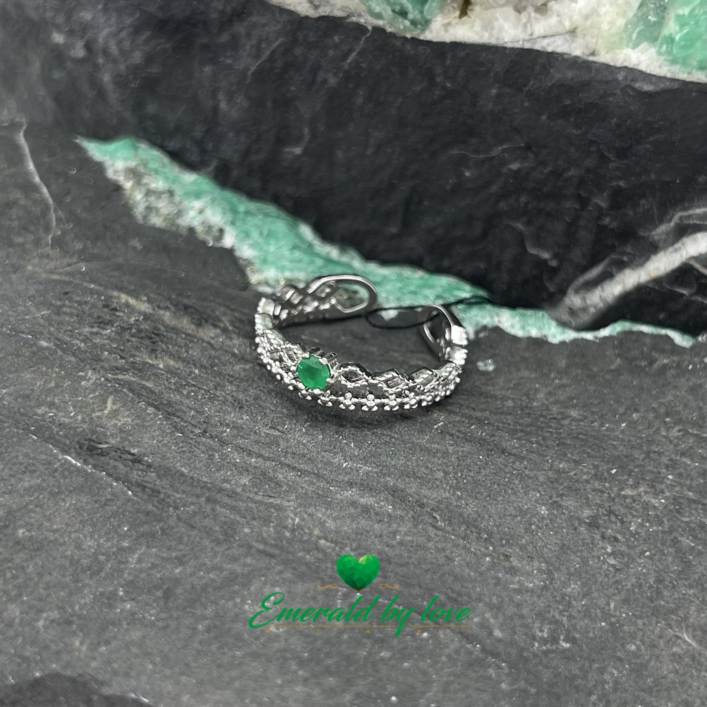 Bague décorative en argent avec motifs arabesques et floraux et émeraude ronde centrale