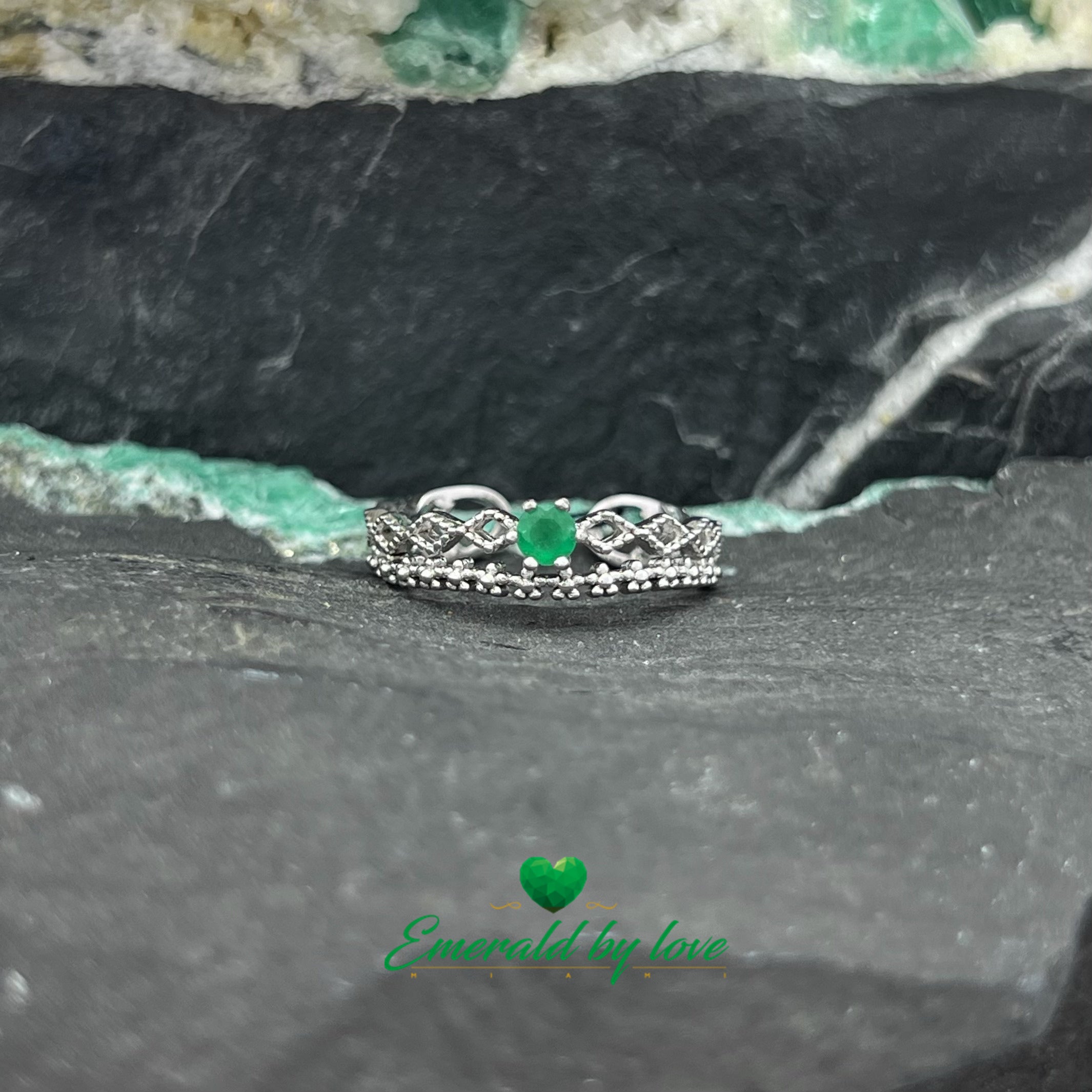 Bague décorative en argent avec motifs arabesques et floraux et émeraude ronde centrale
