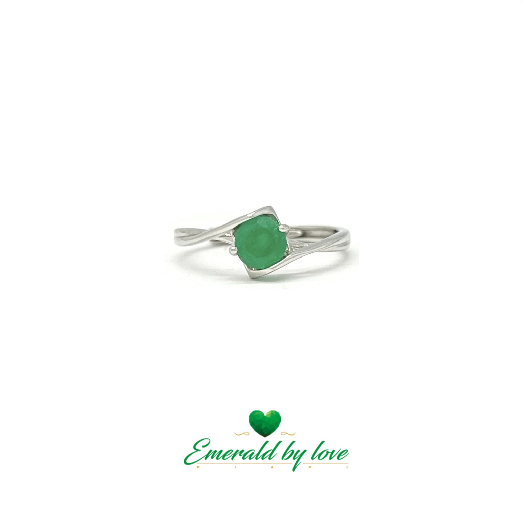 Bague solitaire avec émeraude ronde centrale et griffes décorées de cœurs