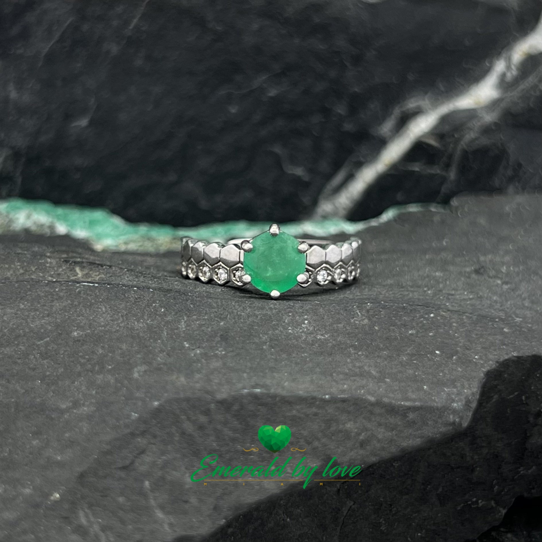 Bague de fiançailles unique avec double bande texturée en argent et émeraude ronde centrale