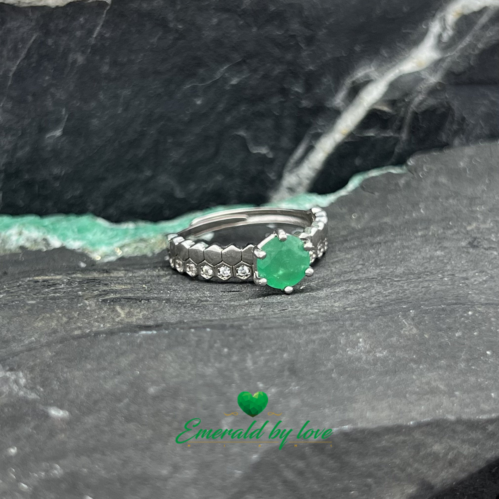 Bague de fiançailles unique avec double bande texturée en argent et émeraude ronde centrale