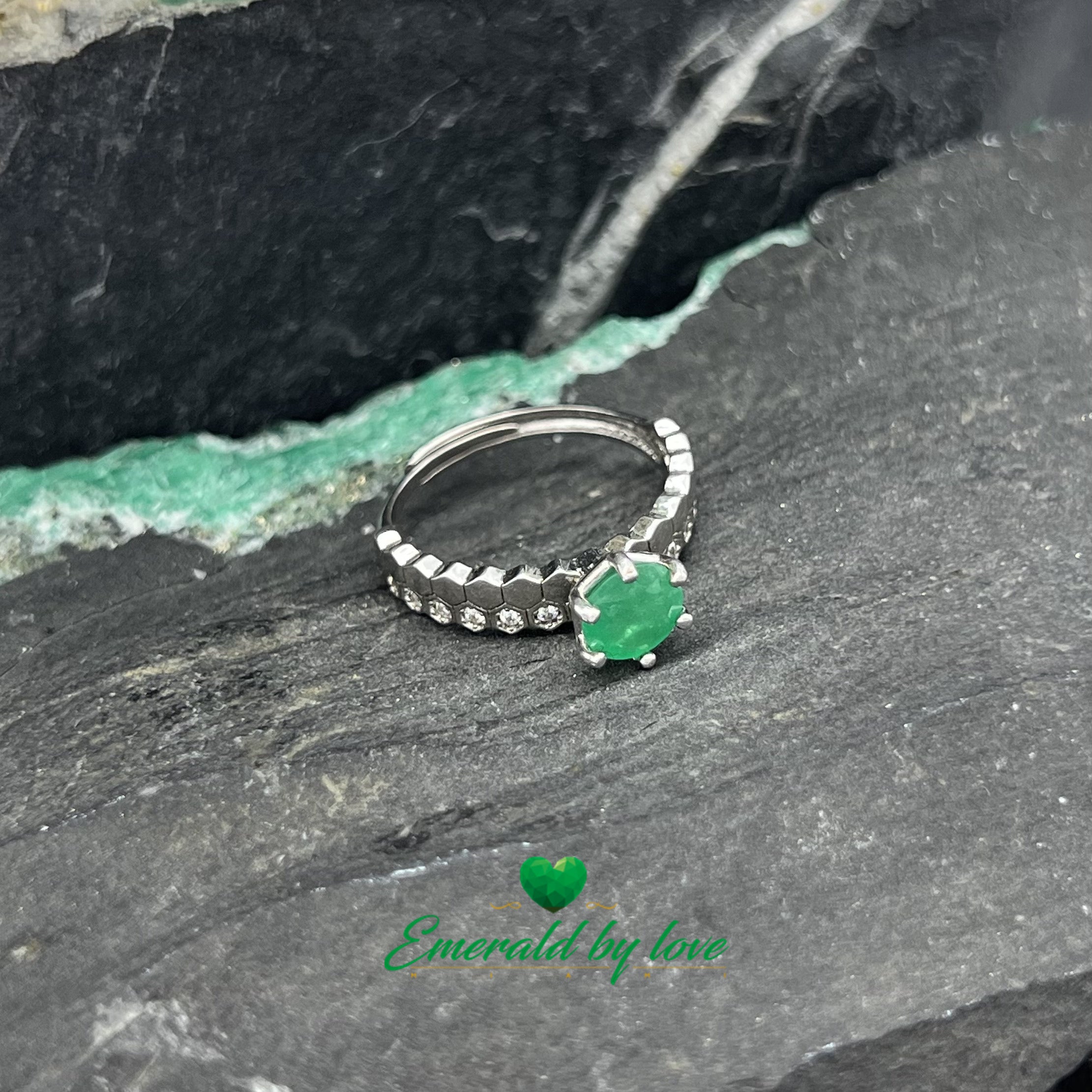 Bague de fiançailles unique avec double bande texturée en argent et émeraude ronde centrale