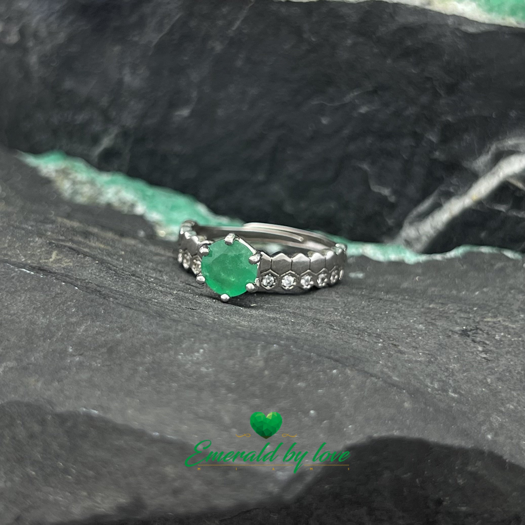 Bague de fiançailles unique avec double bande texturée en argent et émeraude ronde centrale