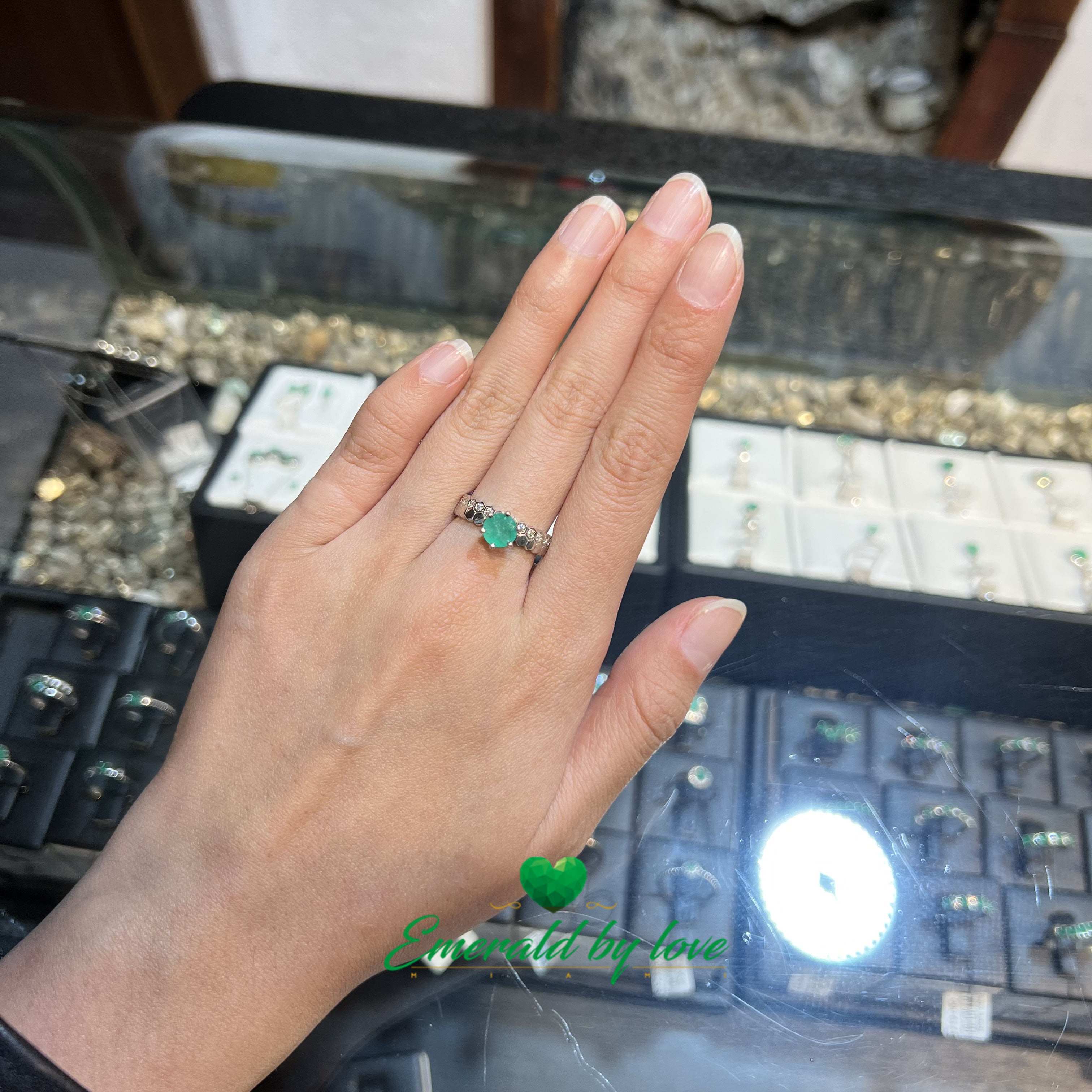Bague de fiançailles unique avec double bande texturée en argent et émeraude ronde centrale
