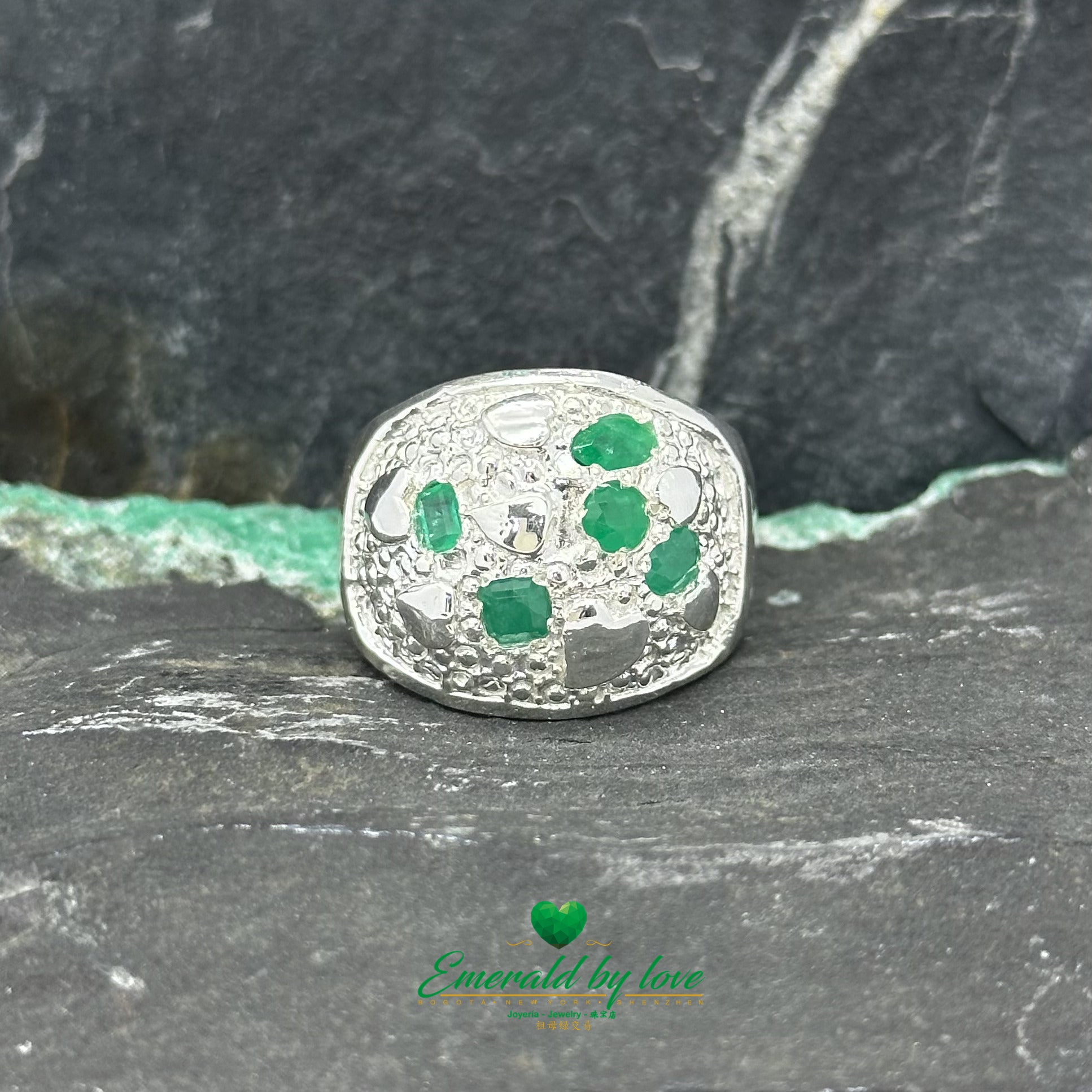 Élégance abstraite : bague en argent sterling avec émeraudes ovales