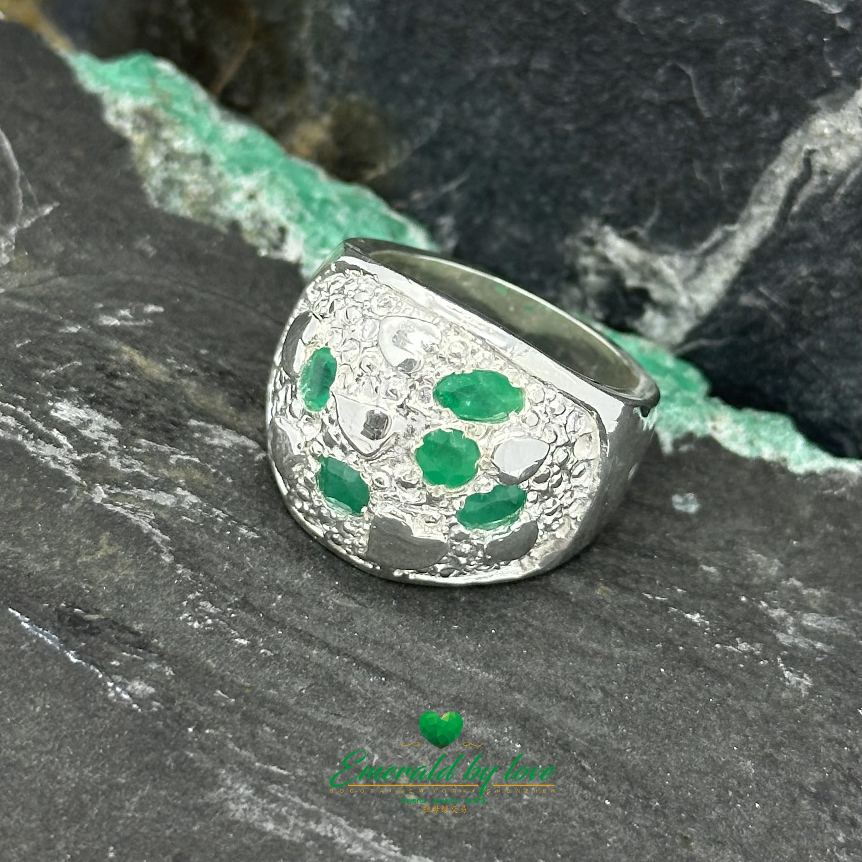Élégance abstraite : bague en argent sterling avec émeraudes ovales