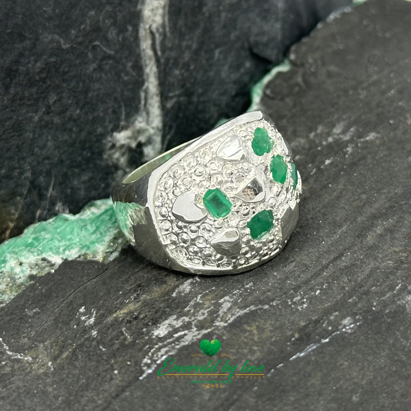 Élégance abstraite : bague en argent sterling avec émeraudes ovales