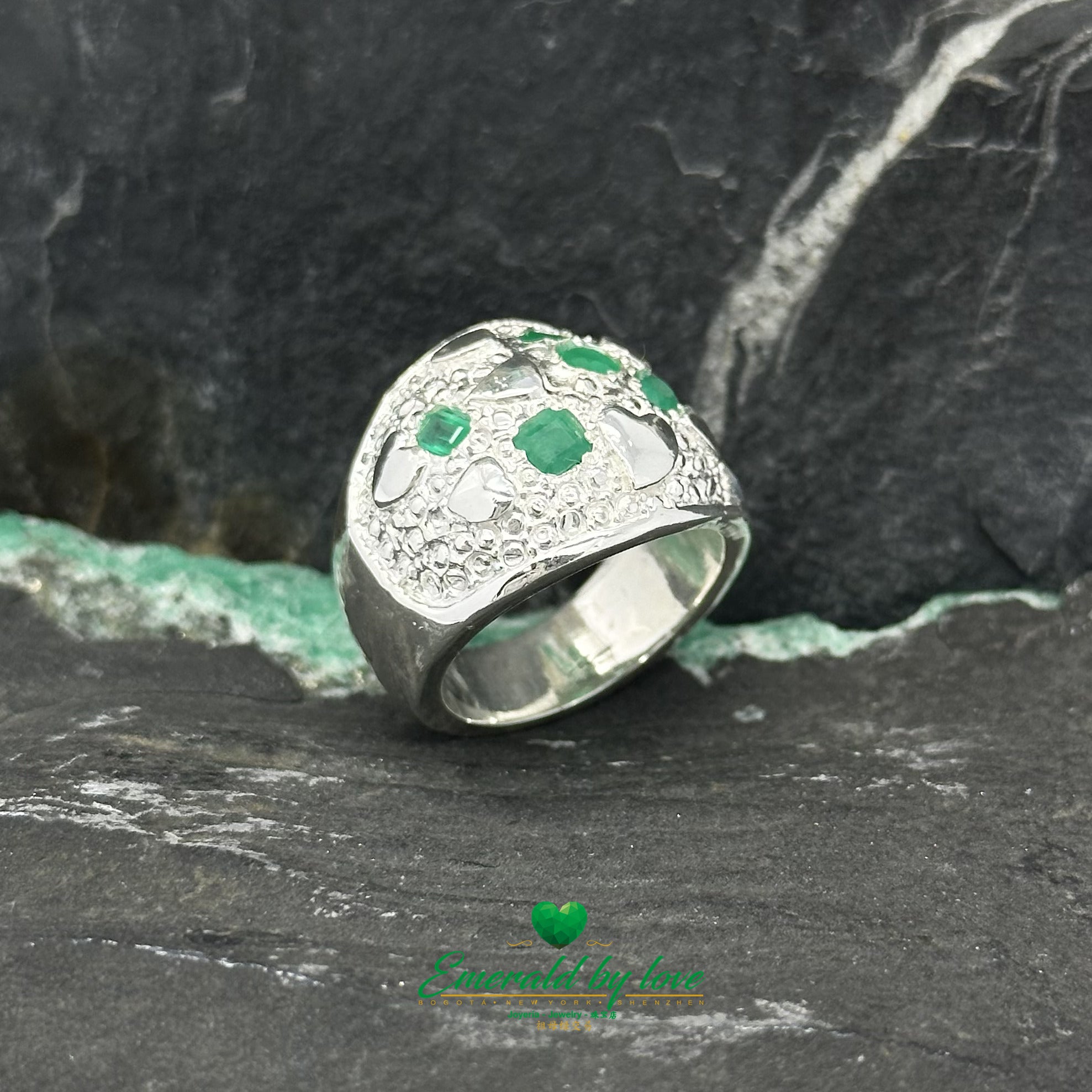 Élégance abstraite : bague en argent sterling avec émeraudes ovales