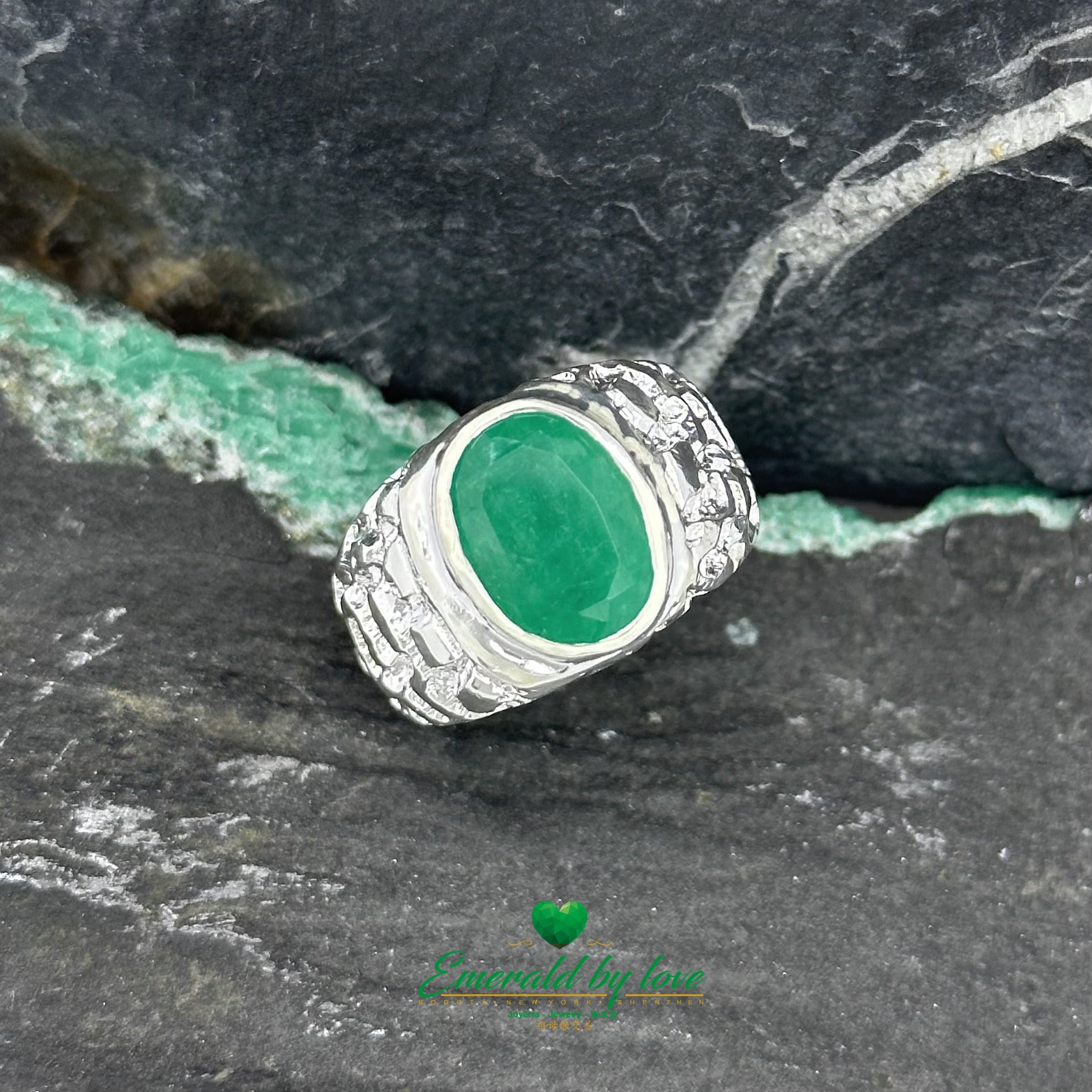 Anillo de hombre con bisel ovalado y plata texturizada